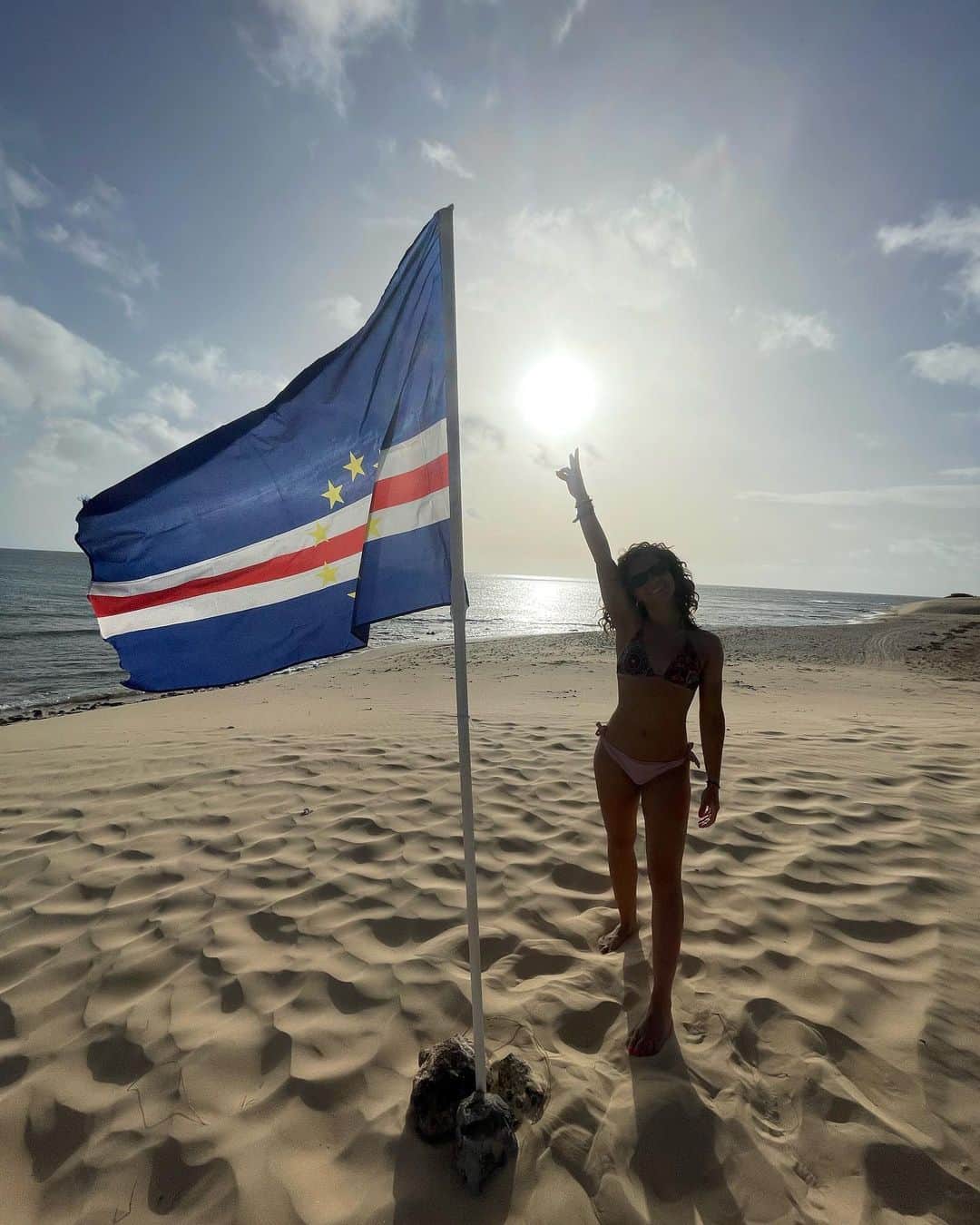 ロベルタ・ロデギエーロのインスタグラム：「Troppo bene. 🇨🇻💙☀️」