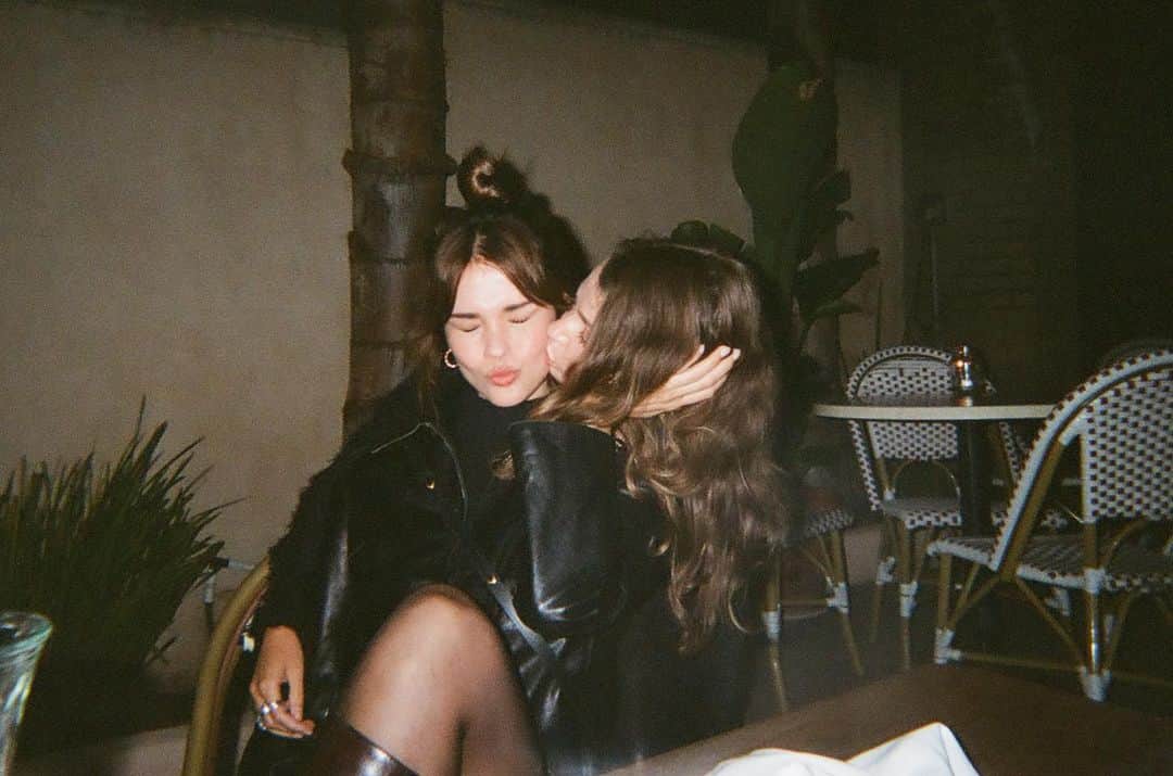 マイア・ミッチェルのインスタグラム：「Friends on (old) film 🤍」