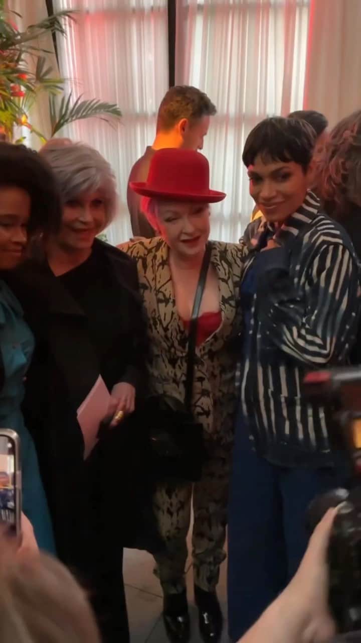 ロザリオ・ドーソンのインスタグラム：「Loved witnessing this moment at V’s WILD: A Musical Becoming performance! 💕   @eveensler  @janefonda  @cyndilauper」