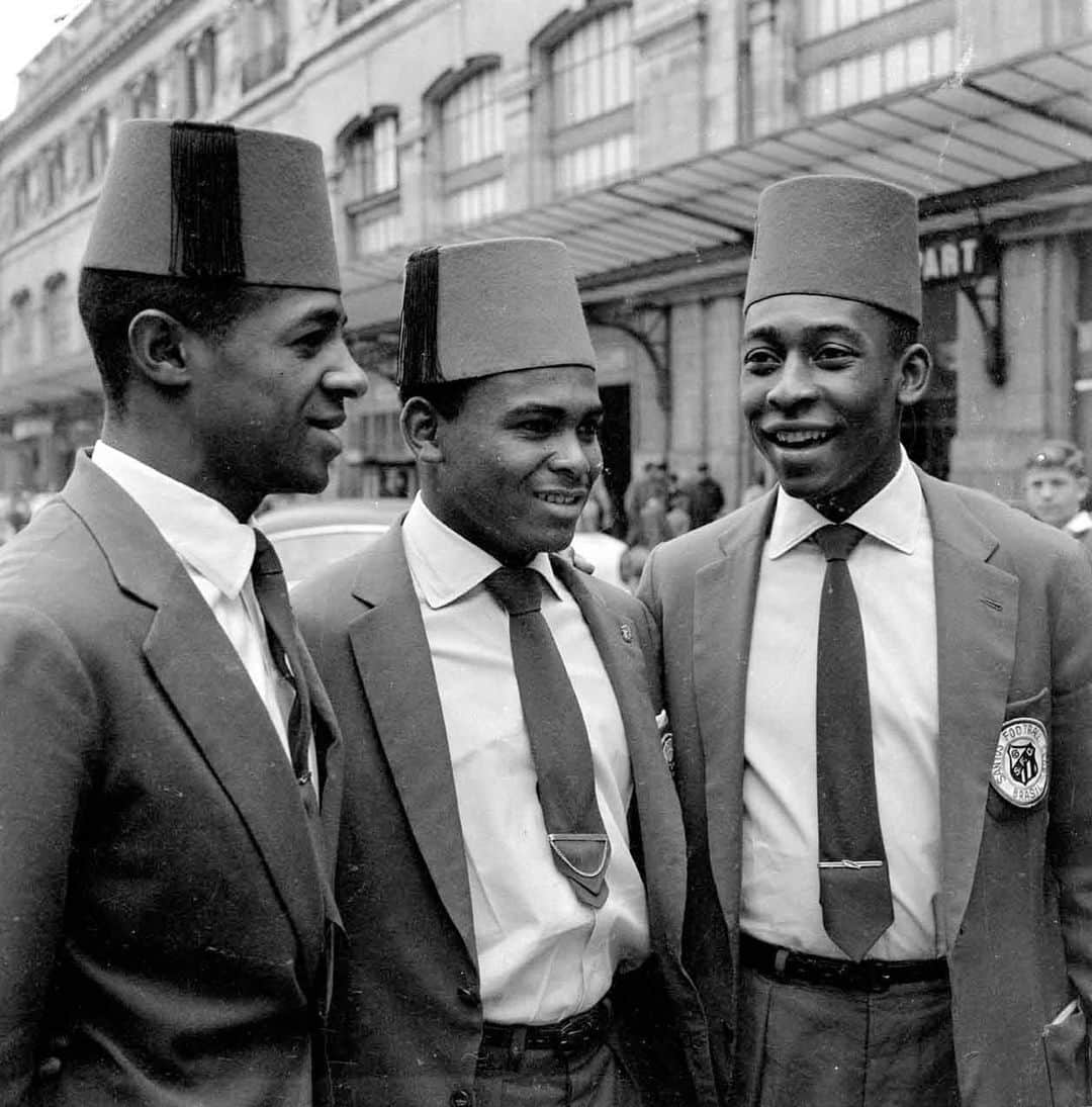 ペレのインスタグラム：「O Rei Pelé amava comprar e usar chapéus de países onde visitava pelas excursões que fazia com o Santos ou Seleção Brasileira. Encontramos essas fotos raras do Rei em suas excursões pelo mundo com o acessório. Você consegue adivinhar em quais países ele estava nas fotos? . King Pelé loved to buy and wear hats from countries where he visited for the excursions he made with Santos or the Brazilian National Team. We found these rare photos of the King on his world tours with the accessory. Can you guess which countries he was in in the photos?」