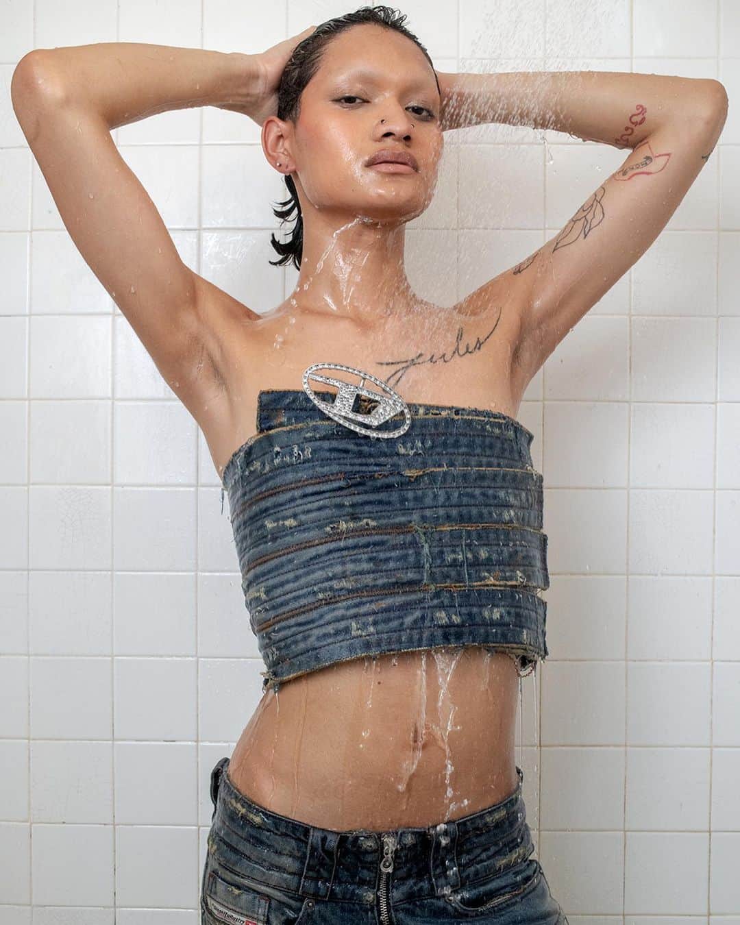 ディーゼルのインスタグラム：「Take a cold shower.   Denim pants and a matching denim top with bedazzled Oval D emblem from #DieselSS23 runway collection are featured on @thefacemagazine, issue 15 SUMMER 2O23.    Photographer: @richardkernstudio Styling: Lotta Volkova  #ForSuccessfulLiving」