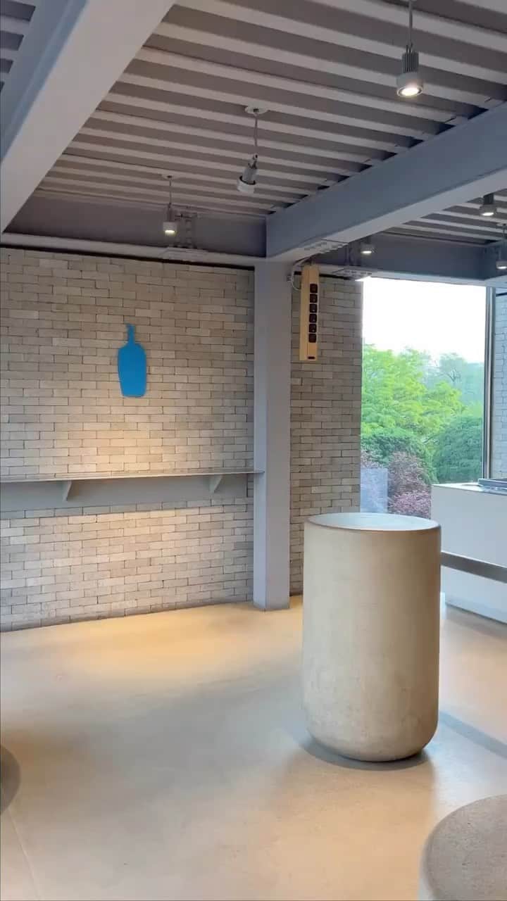 Blue Bottle Coffeeのインスタグラム：「Bright, open spaces and all the time in the world to enjoy them—feels like summer at Blue Bottle.」