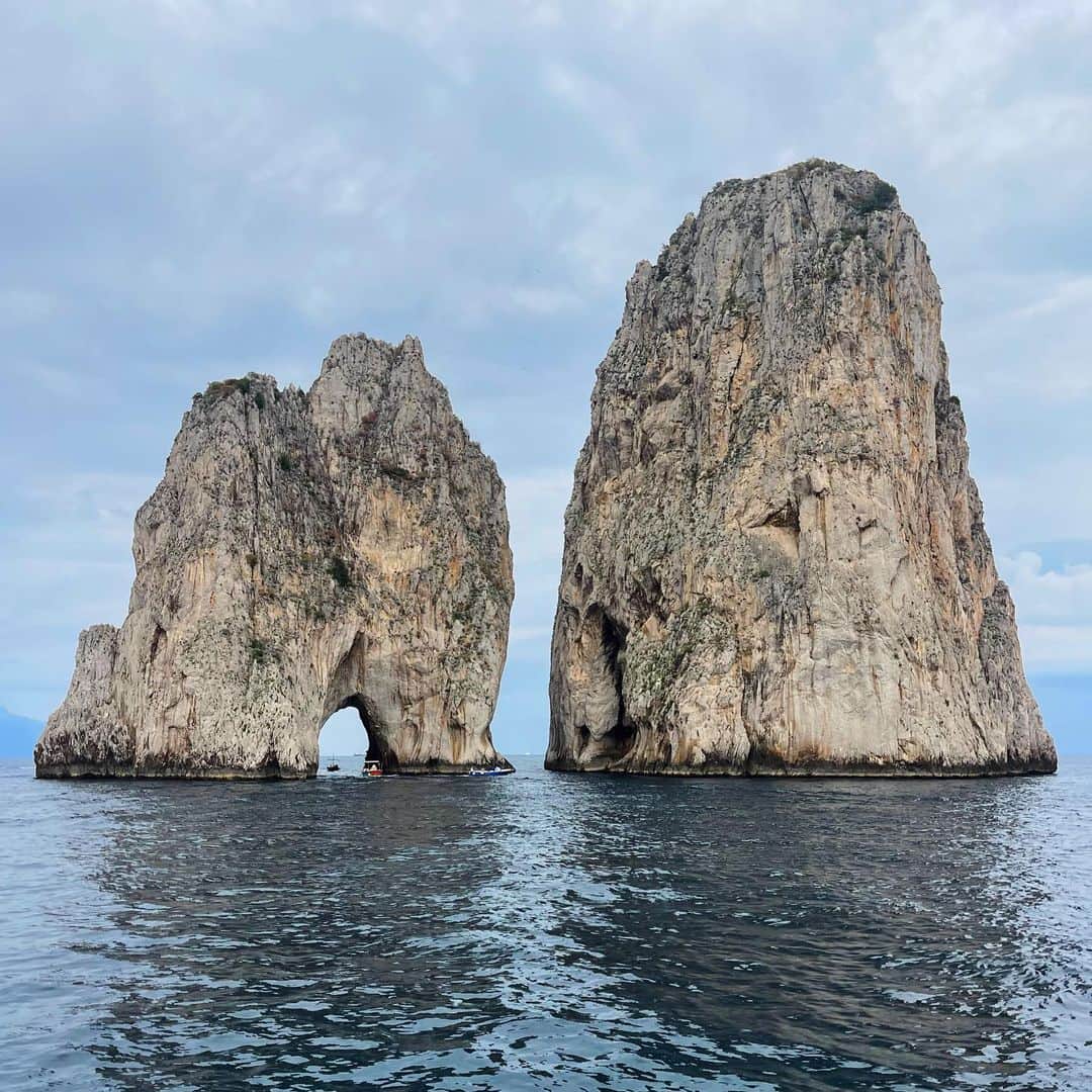 リンダ・モルセッリのインスタグラム：「Un po’ di Capri 🍋🇮🇹🤍  1. I Faraglioni 2. Finalmente sole 🌞. 3. Signooora i limoni. 🍋  4. Pomodoro che sa di vero 🍅😋.  5. Il benvenuto di @caudalie ! 6. @caudalie family. 7. Capri 1 8. Capri 2」