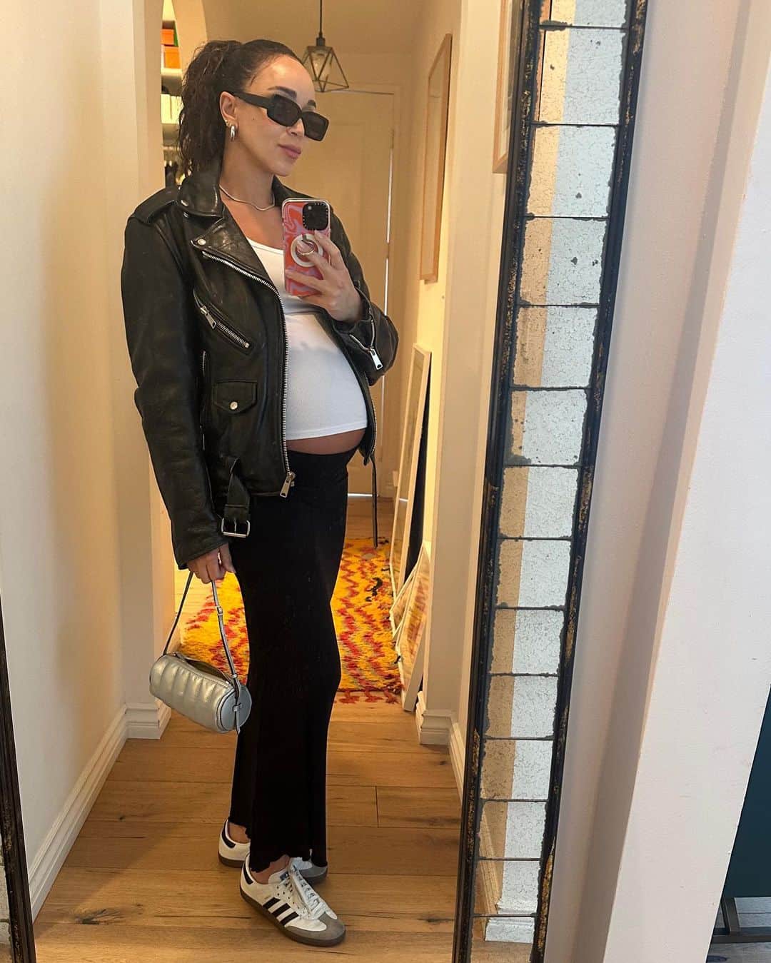 アシュリー・マデクウェのインスタグラム：「Bump fits   #pregnantbelly」