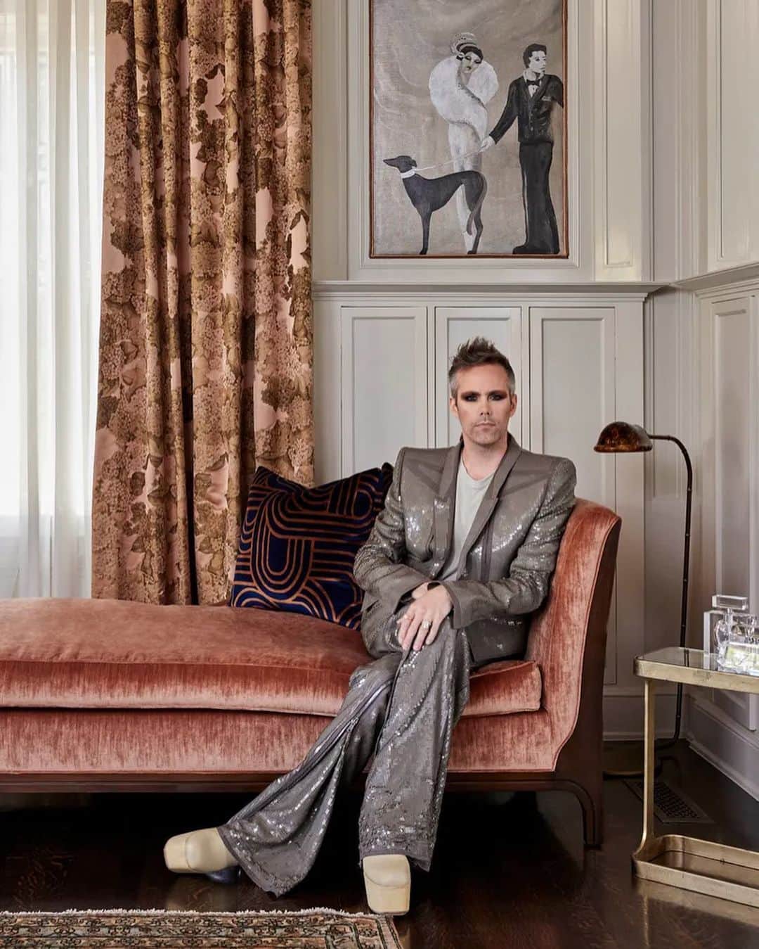ジャスティン・トランターのインスタグラム：「Thank you for coming to tour my house @archdigest !! Me and @moidariandarling dreamed of living in a “Transion” together for many many years. Now it’s happened. Queer dreams come true dammit! Most of the house is serving 1920’s Deco but as you’ll see Darian’s “penthouse” is 1980’s Deco decadence. An intentional drastic shift to gag one and all. Check the link in my bio to see ALL the gorgeous photos by @jennapeffley and read the wonderful article by Rachel Davies. Also! The magical sculpture is by @is_siigii please check out their work.」
