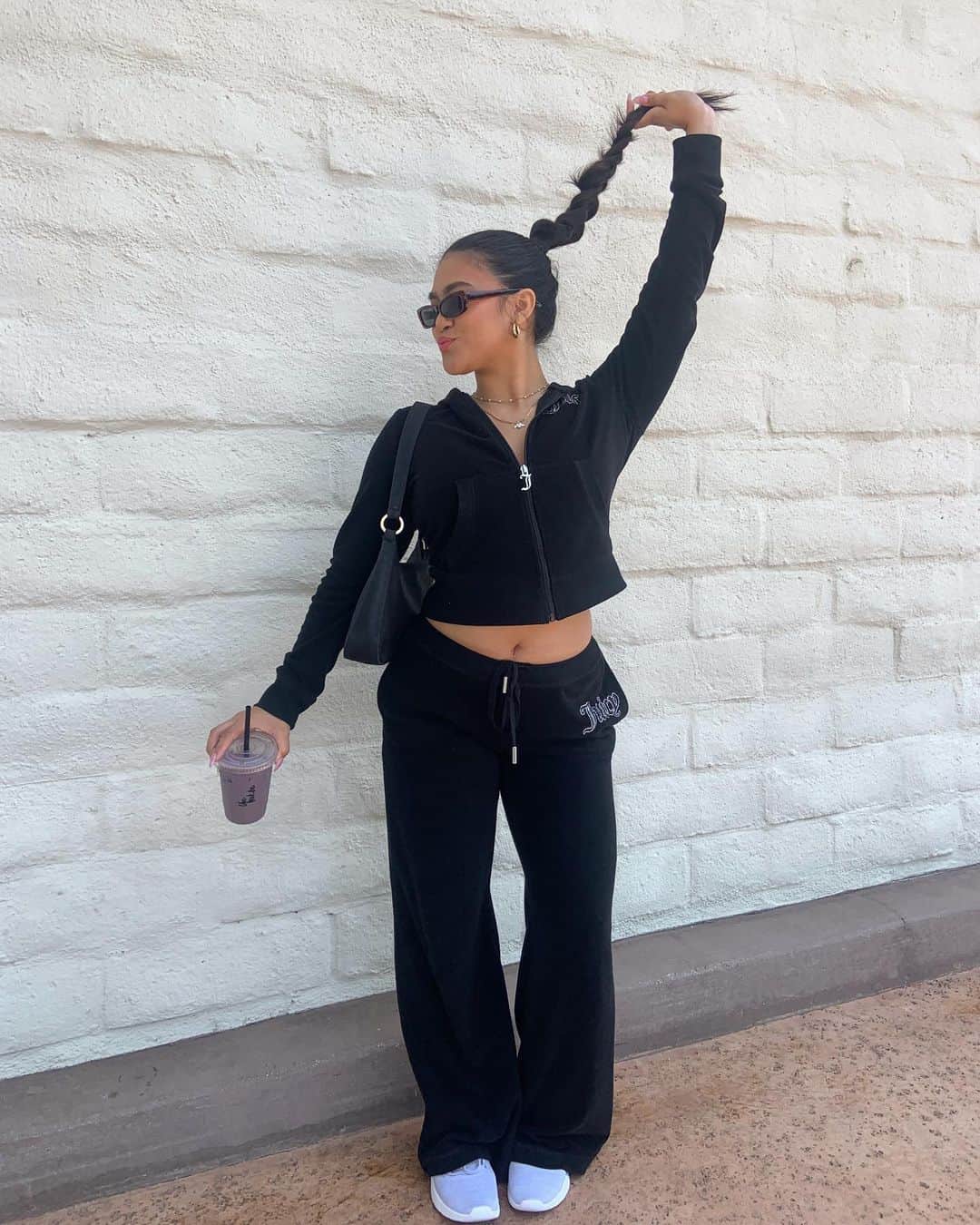 ジューシークチュールのインスタグラム：「Friday’s hit different in the summer #JuicyCouture」