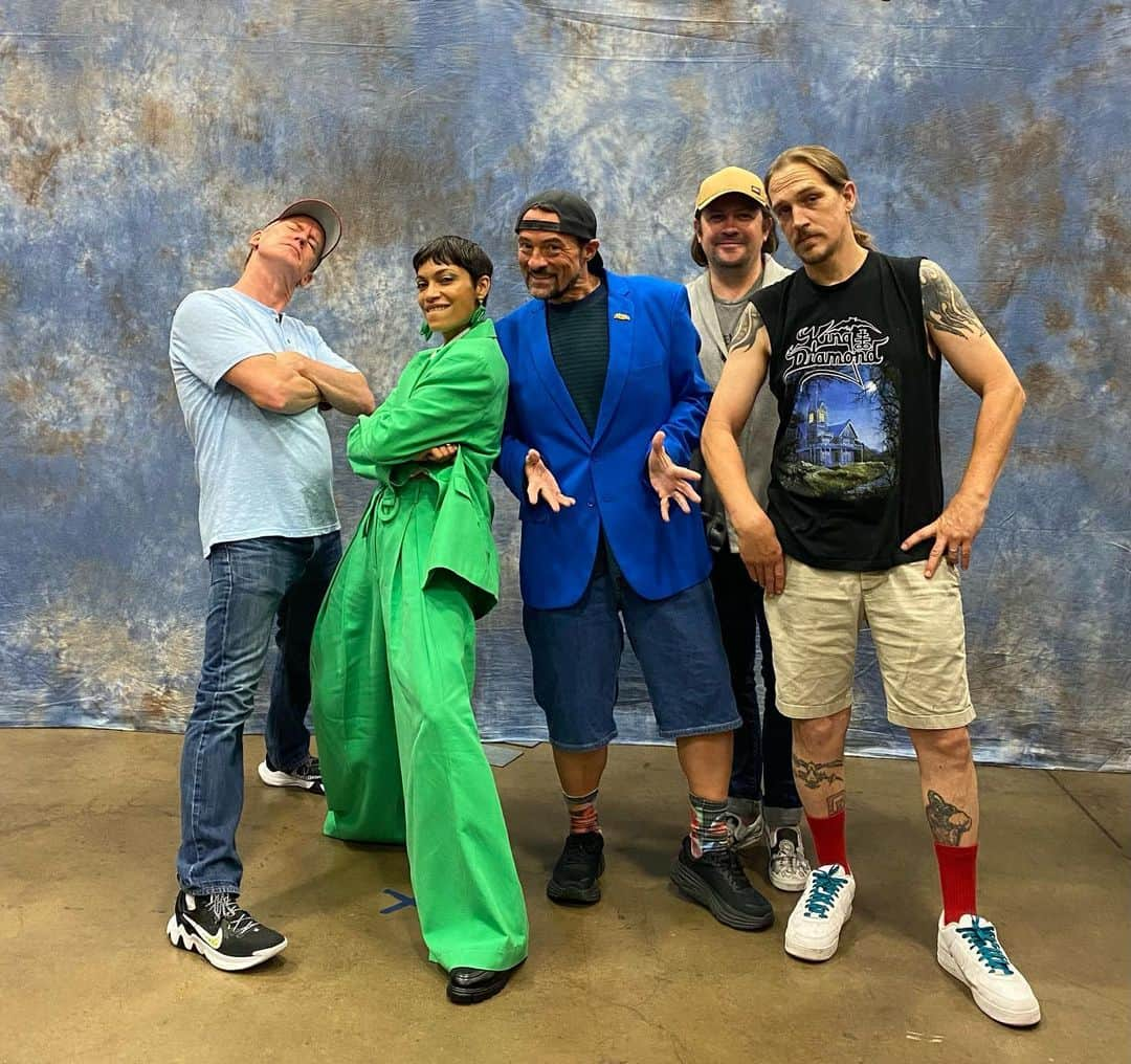 ケヴィン・スミスのインスタグラム：「Last weekend I was at @fanexpodallas, where I saw some old friends and met some new ones! 1) The kids from @clerksmovie: #jeffanderson, @rosariodawson, #trevorfehrman & @jayandsilentbob (aka me & @jaymewes). 2) Silent Bob & Buckaroo Banzai: @real_deal_dr_peter_weller & me. 3) Silent Bob & Brodie: @jasonlee & me. 4) Jay, Stingray & Silent Bob: @paulwhausergram from @cobrakaiseries. Paul joined me & Jay for #jayandsilentbobgetold and he was an  excellent addition! Hear the show at #thatkevinsmithclub! 5) Darth Maulrats & Silent Bob. 6) An inked fan with #jayandsilentbob on his leg. 7) Silent Bob & Becky: @ahsokaofficial star #rosariodawson. 8) Mallrats Too: me, #jasonlee & #jasonmewes. 9) Me & Silent Bob. 10) #jaymewes drew this dick chart at my signing table to size up me, him, and his newborn son Lucien. Clearly, I’m at a deficit. Does this look like a good time? If you think so, then join me & my friends at @theastronomicon in Livonia #michigan THIS WEEKEND! #KevinSmith #dallasfanexpo #fanexpodallas」