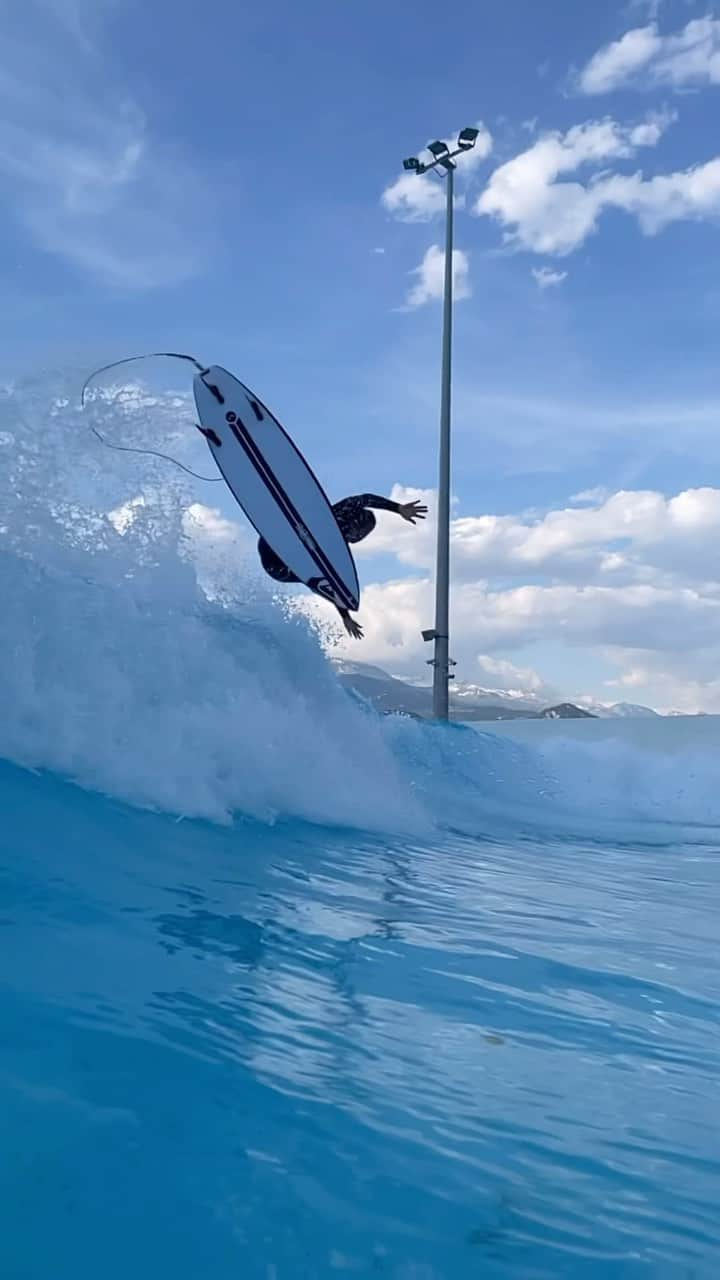 ジェレミー・フローレスのインスタグラム：「I got to sneak a couple of waves with the young guns at the @quiksilver camp in @alaia.bay 😜 #switzerland」