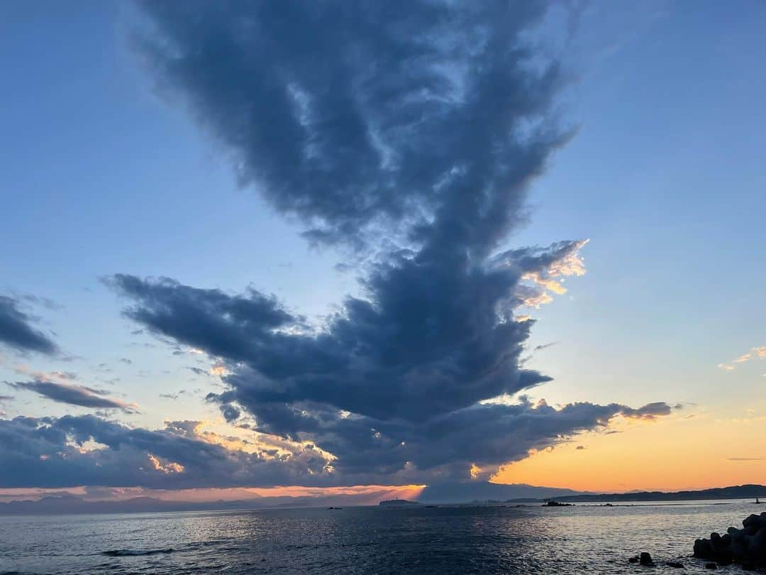 宮原巻由子さんのインスタグラム写真 - (宮原巻由子Instagram)「江ノ島が祝福されている🥹  #海岸散歩　 #海辺の暮らし　 #葉山歩き #葉山ごみゼロ　 #ストレスリリーフ #ストレス解消  #NESTA #ストレスリリーブ  #ストレッチ  #サプリメント #還暦　 #around60  #supplements  #stressrelief  #training」6月17日 1時39分 - mayuko_miyahara