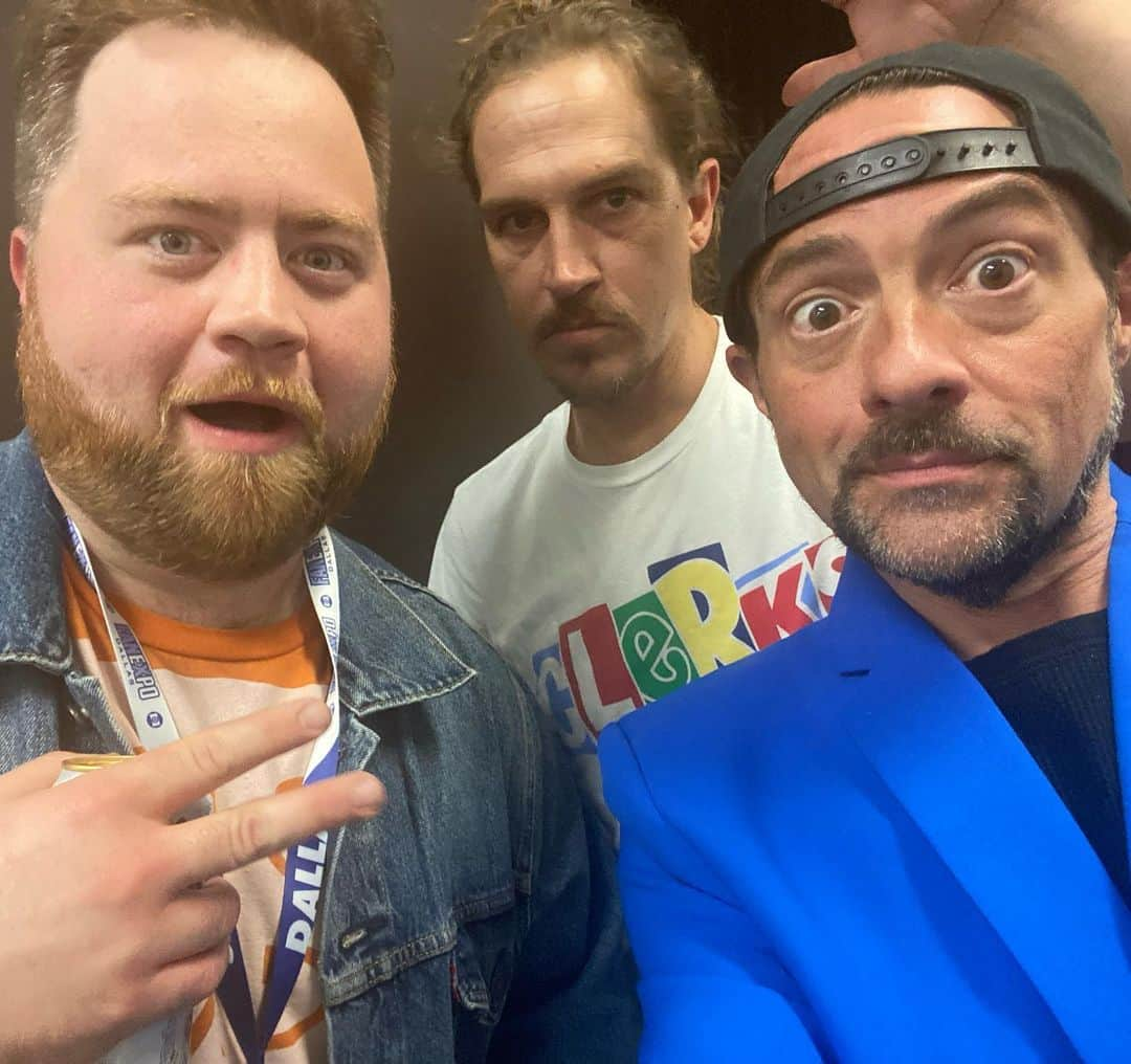 ケヴィン・スミスさんのインスタグラム写真 - (ケヴィン・スミスInstagram)「Last weekend I was at @fanexpodallas, where I saw some old friends and met some new ones! 1) The kids from @clerksmovie: #jeffanderson, @rosariodawson, #trevorfehrman & @jayandsilentbob (aka me & @jaymewes). 2) Silent Bob & Buckaroo Banzai: @real_deal_dr_peter_weller & me. 3) Silent Bob & Brodie: @jasonlee & me. 4) Jay, Stingray & Silent Bob: @paulwhausergram from @cobrakaiseries. Paul joined me & Jay for #jayandsilentbobgetold and he was an  excellent addition! Hear the show at #thatkevinsmithclub! 5) Darth Maulrats & Silent Bob. 6) An inked fan with #jayandsilentbob on his leg. 7) Silent Bob & Becky: @ahsokaofficial star #rosariodawson. 8) Mallrats Too: me, #jasonlee & #jasonmewes. 9) Me & Silent Bob. 10) #jaymewes drew this dick chart at my signing table to size up me, him, and his newborn son Lucien. Clearly, I’m at a deficit. Does this look like a good time? If you think so, then join me & my friends at @theastronomicon in Livonia #michigan THIS WEEKEND! #KevinSmith #dallasfanexpo #fanexpodallas」6月17日 1時40分 - thatkevinsmith