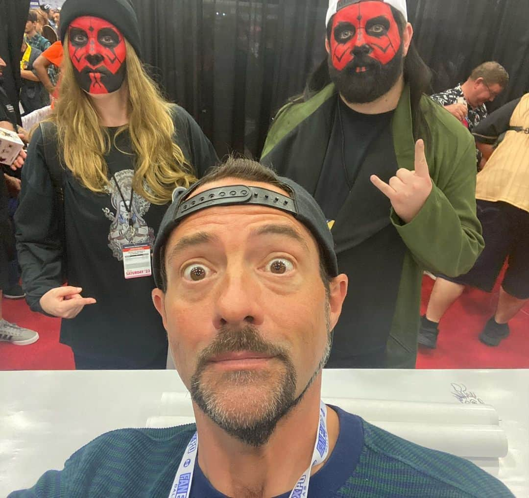 ケヴィン・スミスさんのインスタグラム写真 - (ケヴィン・スミスInstagram)「Last weekend I was at @fanexpodallas, where I saw some old friends and met some new ones! 1) The kids from @clerksmovie: #jeffanderson, @rosariodawson, #trevorfehrman & @jayandsilentbob (aka me & @jaymewes). 2) Silent Bob & Buckaroo Banzai: @real_deal_dr_peter_weller & me. 3) Silent Bob & Brodie: @jasonlee & me. 4) Jay, Stingray & Silent Bob: @paulwhausergram from @cobrakaiseries. Paul joined me & Jay for #jayandsilentbobgetold and he was an  excellent addition! Hear the show at #thatkevinsmithclub! 5) Darth Maulrats & Silent Bob. 6) An inked fan with #jayandsilentbob on his leg. 7) Silent Bob & Becky: @ahsokaofficial star #rosariodawson. 8) Mallrats Too: me, #jasonlee & #jasonmewes. 9) Me & Silent Bob. 10) #jaymewes drew this dick chart at my signing table to size up me, him, and his newborn son Lucien. Clearly, I’m at a deficit. Does this look like a good time? If you think so, then join me & my friends at @theastronomicon in Livonia #michigan THIS WEEKEND! #KevinSmith #dallasfanexpo #fanexpodallas」6月17日 1時40分 - thatkevinsmith