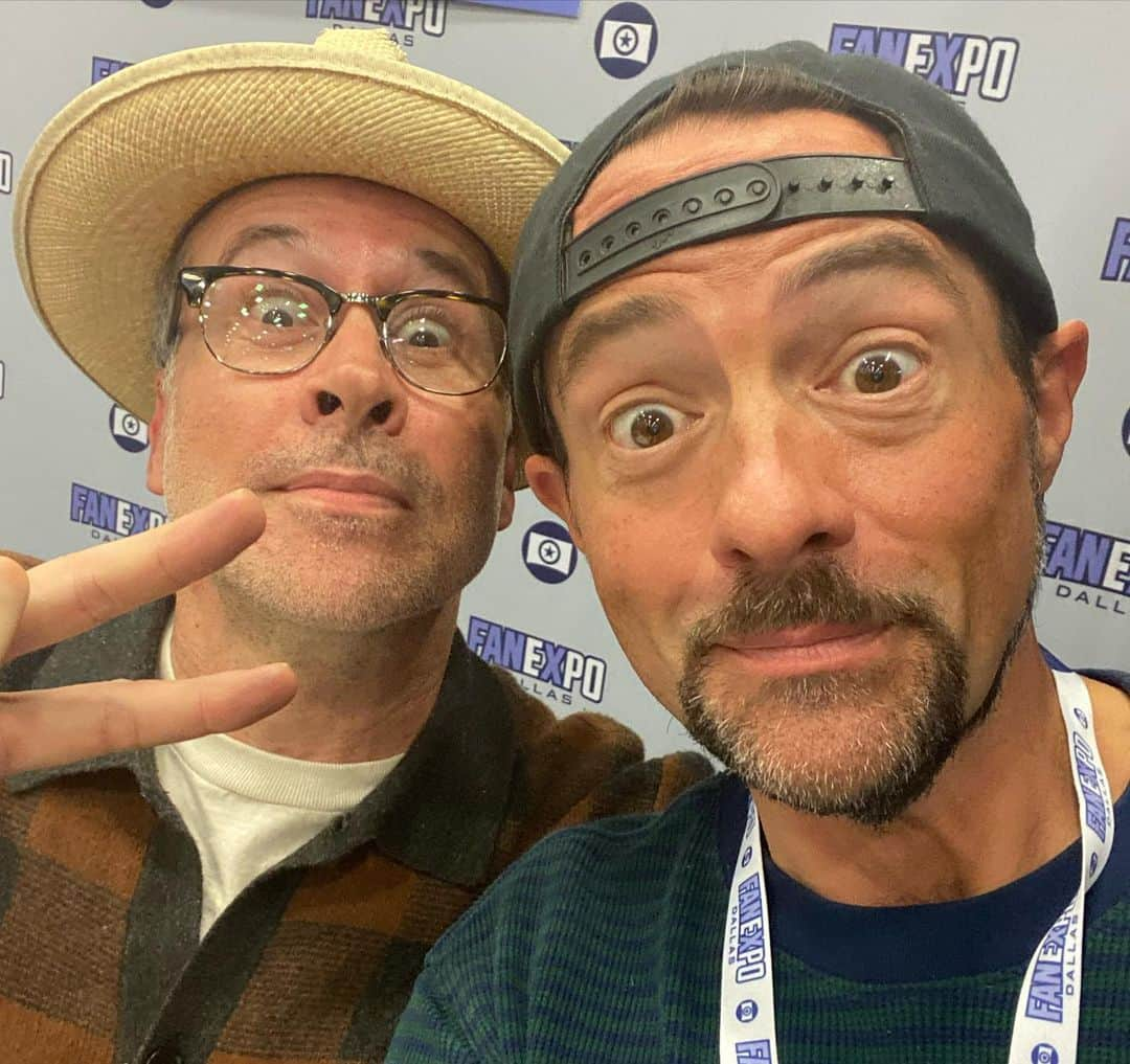 ケヴィン・スミスさんのインスタグラム写真 - (ケヴィン・スミスInstagram)「Last weekend I was at @fanexpodallas, where I saw some old friends and met some new ones! 1) The kids from @clerksmovie: #jeffanderson, @rosariodawson, #trevorfehrman & @jayandsilentbob (aka me & @jaymewes). 2) Silent Bob & Buckaroo Banzai: @real_deal_dr_peter_weller & me. 3) Silent Bob & Brodie: @jasonlee & me. 4) Jay, Stingray & Silent Bob: @paulwhausergram from @cobrakaiseries. Paul joined me & Jay for #jayandsilentbobgetold and he was an  excellent addition! Hear the show at #thatkevinsmithclub! 5) Darth Maulrats & Silent Bob. 6) An inked fan with #jayandsilentbob on his leg. 7) Silent Bob & Becky: @ahsokaofficial star #rosariodawson. 8) Mallrats Too: me, #jasonlee & #jasonmewes. 9) Me & Silent Bob. 10) #jaymewes drew this dick chart at my signing table to size up me, him, and his newborn son Lucien. Clearly, I’m at a deficit. Does this look like a good time? If you think so, then join me & my friends at @theastronomicon in Livonia #michigan THIS WEEKEND! #KevinSmith #dallasfanexpo #fanexpodallas」6月17日 1時40分 - thatkevinsmith