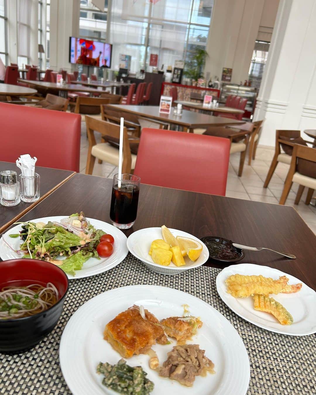 DJ MIYAさんのインスタグラム写真 - (DJ MIYAInstagram)「やっほ♡昨日（6月15日お昼）は『メルキュールホテル沖縄那覇』さんでホテルの1階レストラン 『ビストロ・ドゥ・ラ・メール』さんで  ランチをいただきました♡朝食をランチに代替してもらいました❤️ @mercure_okinawa_naha   お昼もBuffeスタイルでシェフのできたてのお料理が沢山並んでいて 沖縄県産のしゃぶしゃぶも楽しめますよー⭐︎✨🌟 サラダもあるし新鮮♩ かつ煮もとても優しい味付けで美味しかったし、西京焼きや日本そばなどもあるから嬉しい🎵 カツ煮や海老やかぼちゃの天ぷら美味しかった🍤です♡  クロッフルを焼いて食べたのも初めて❤️クロワッサン とワッフルの両方楽しめるhybridスイーツにはジャムをつけてさっくりして美味しい❤️  ケーキやフルーツも充実していました特にトリュフチョコレートケーキが美味しかったです♡  ドリンクメニューも多くて楽しいランチタイムになりました♡  ビストロ・ドゥ・ラ・メールさんは天井もたかくて開放的だから那覇でもリゾートを感じられました🏝️  ごちそうさまでした♡  ◉駐車場 あり（立体駐車場）  MERCURE HOTEL OKINAWA NAHA  ◉アクセス 沖縄都市モノレール「壺川駅」から徒歩1分  沖縄県那覇市壺川3-3-19  #メルキュールホテル沖縄那覇 #MERCUREHOTELOKINAWANAHA #MERCUREHOTEL  #沖縄 #那覇ホテル #那覇 #沖縄リゾート #ホテル #ホテル宿泊 #沖縄旅行 #沖縄県那覇市 #メルキュールホテル #ホカンス #沖縄観光 #壺川 #トラベラー #トラベルインフルエンサー #インフルエンサー #インスタグラマー #okinawatravel #沖縄旅游 #日本旅游  #ホテルステイ #ワーケーション #  #マイトリップMIYA」6月17日 1時50分 - dj_miya