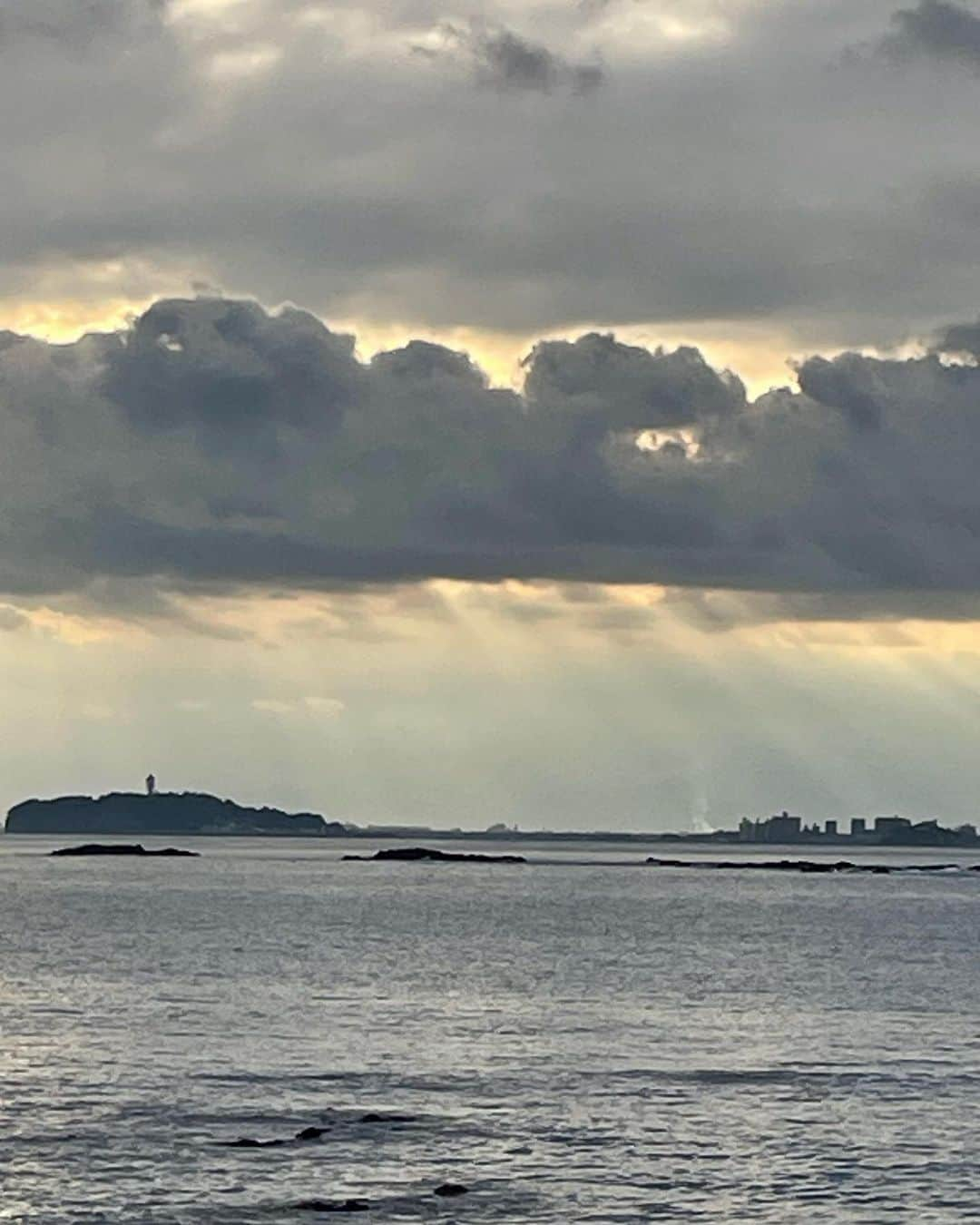 宮原巻由子のインスタグラム：「江ノ島に何があるの？ 神が降り立つ島🥰  #海岸散歩　 #海辺の暮らし　 #葉山歩き #葉山ごみゼロ　 #ストレスリリーフ #ストレス解消  #NESTA #ストレスリリーブ  #ストレッチ  #サプリメント #還暦　 #around60  #supplements  #stressrelief  #training」