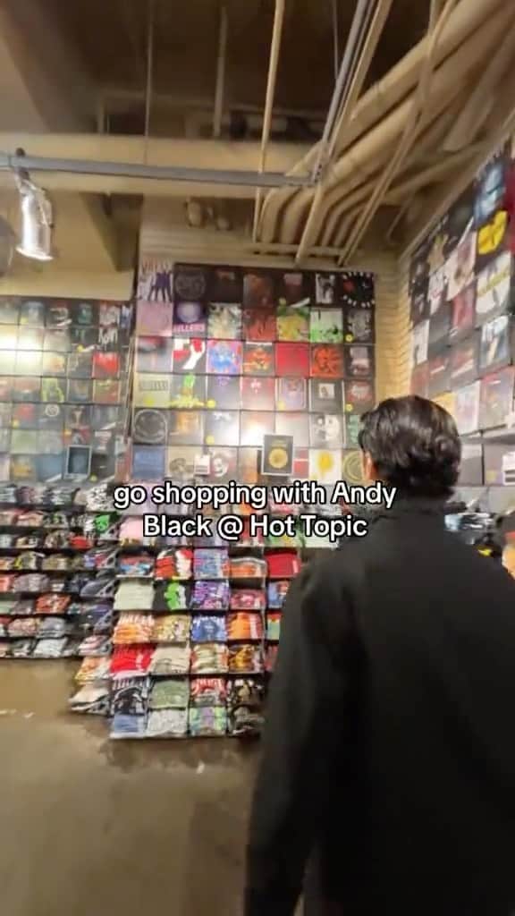 アンディー・ビアーザックのインスタグラム：「Shopping @ Hot Topic w/ @andyblack 🤘🤣 DM @hottopicmusic ‘BVB’ to enter to win tickets to see @blackveilbrides on tour. Check our 📌 post for all the details.」
