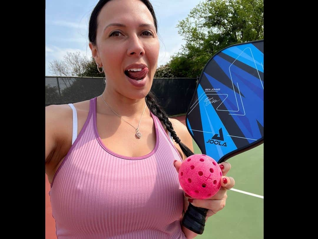 レイチェル・スターさんのインスタグラム写真 - (レイチェル・スターInstagram)「Hit the pickleball courts today- started feeling a little cheeky 🍑 ⁠ ⁠ Would you play with me? 🥰⁠ ⁠ Click the link in bio for endless fun 🔗」6月17日 2時01分 - rachelstarr