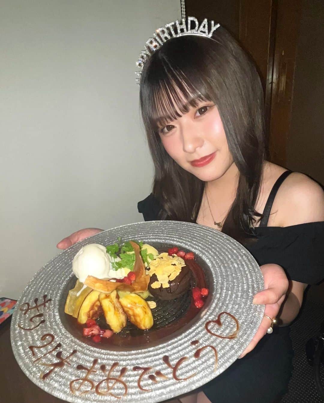 鈴瀬まりあのインスタグラム：「6/16で21歳になりました🌼❕  たくさんのお祝いのメッセージありがとうございます😭💖  泣いたりニヤけたり 情緒おかしくなりながらみんなの メッセージを返信して幸せいっぱいです\♡/  この1年間で沢山の方と出会って、 出会うだけじゃなく別れもあったり 沢山の事があって、振り返るとめちゃめちゃ濃い1年でした🙏  なによりいつも支えてくれてる 周りのみんなへの感謝が溢れまくりの 1日でした😭  21歳も自分らしく生きて 後悔ない最高の1年にします💫 　 いつもありがとう💐🧡  まだ見れてないみんなのメッセージ ゆっくり読んで誕生日の余韻に 浸ります🥰♨️」