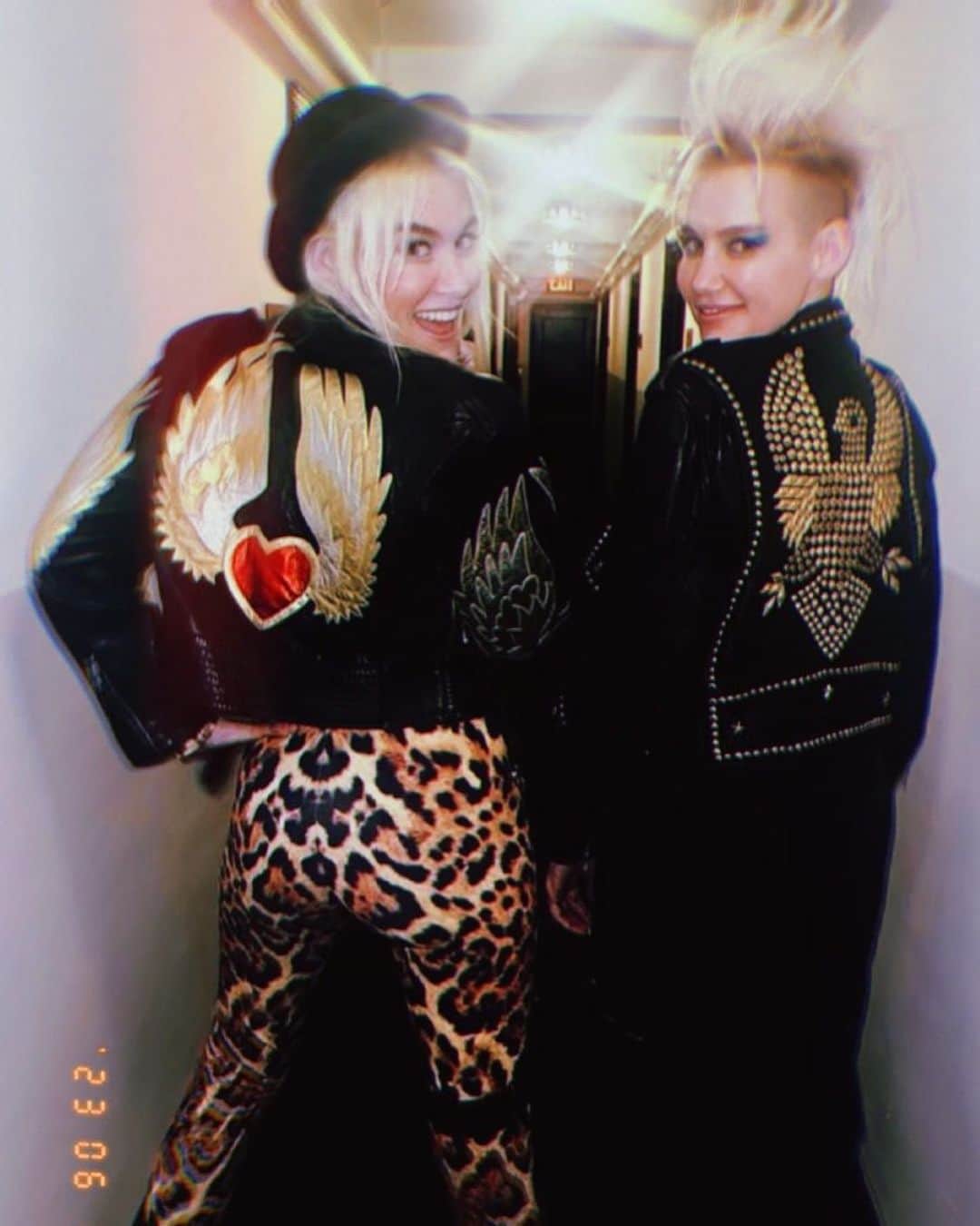 NERVOのインスタグラム：「Twinning Winging it with angel wings of courrrsee 🪽🪽🧚‍♀️👯🤘🏻✨✨💕💕🥰🥰」