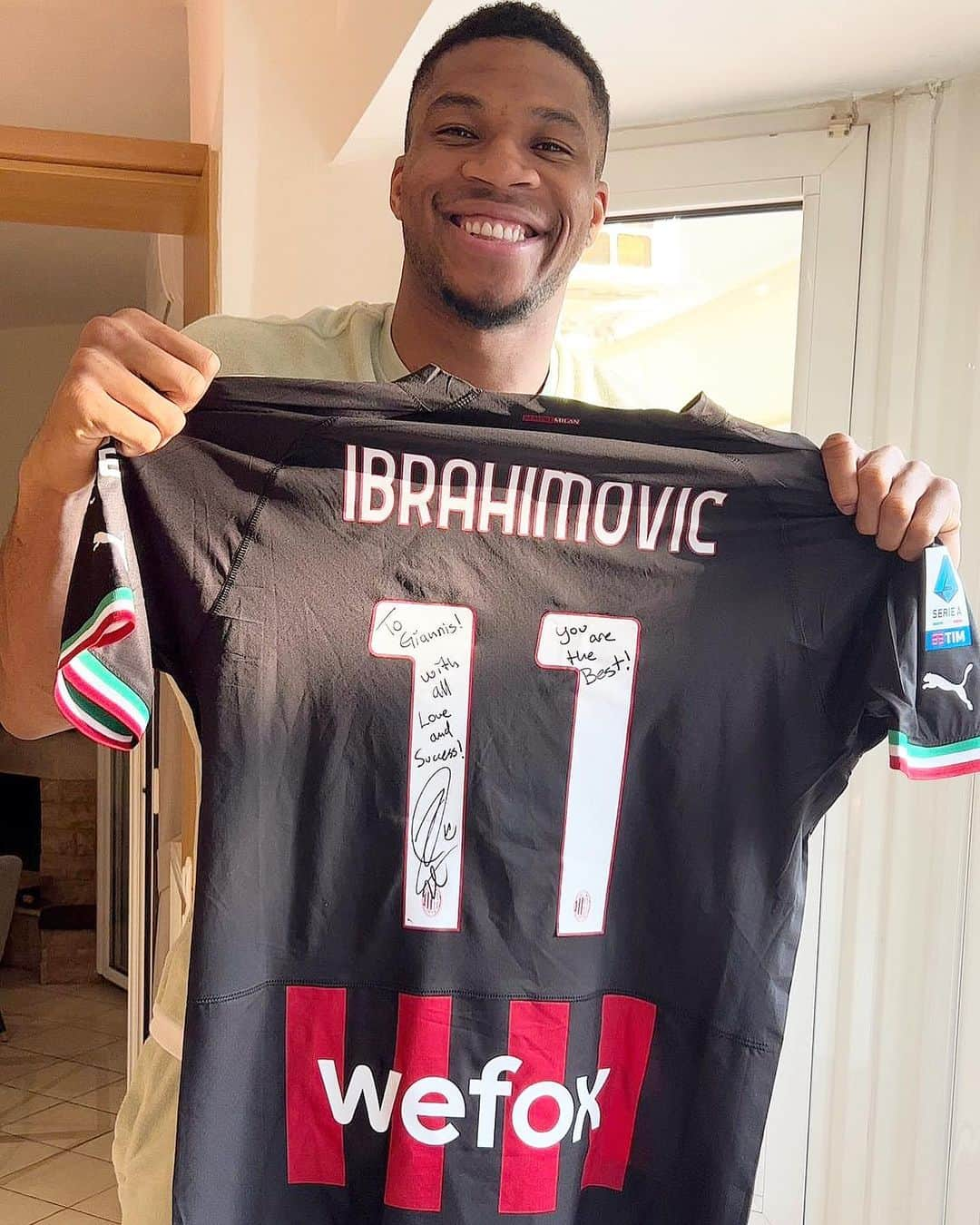 ヤニス・アデトクンボさんのインスタグラム写真 - (ヤニス・アデトクンボInstagram)「When you are on vacation and the GOAT send you a jersey!😃」6月17日 2時06分 - giannis_an34