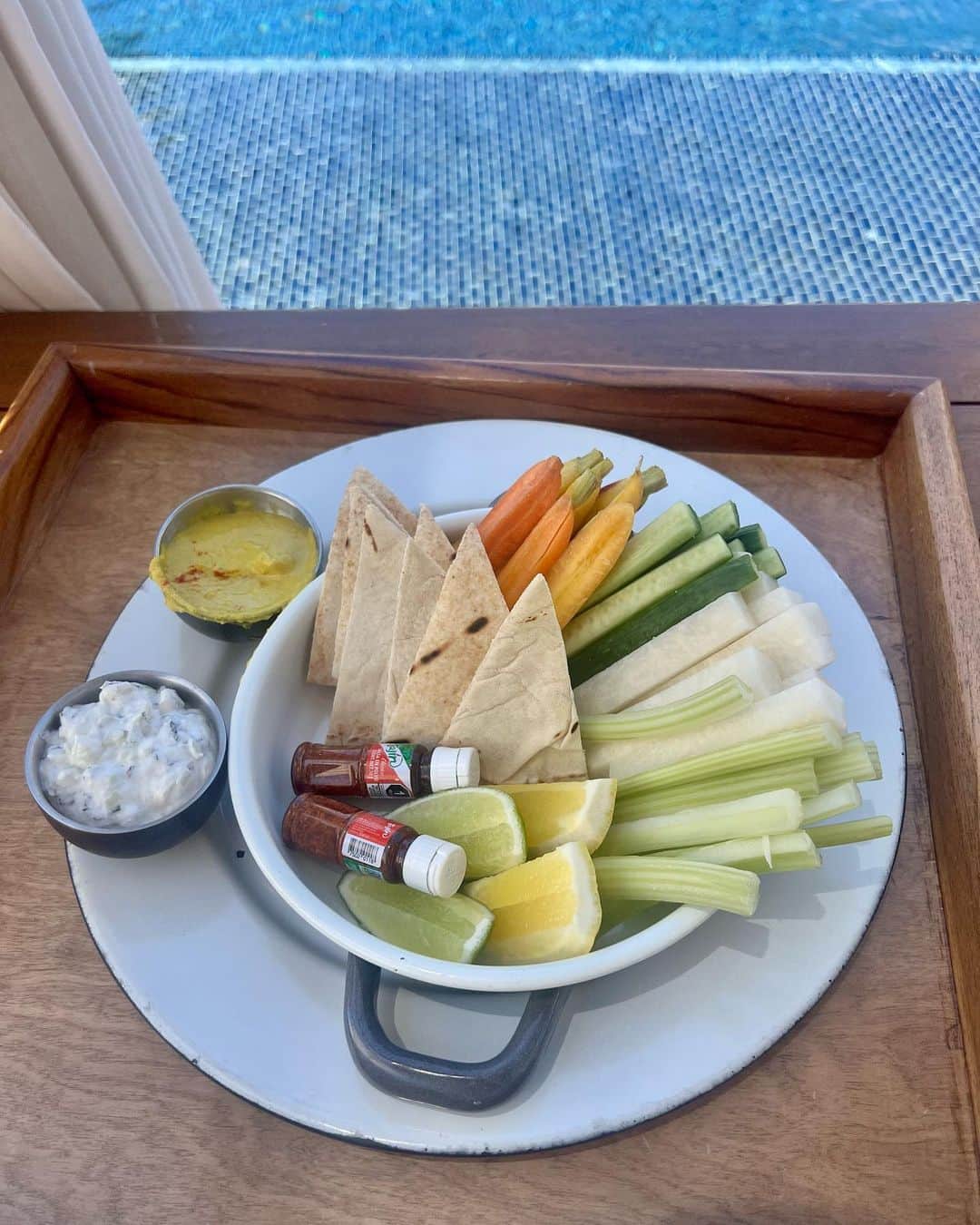 Paige Hathawayさんのインスタグラム写真 - (Paige HathawayInstagram)「WHAT I EAT ON VACATION! ✈️ 🌎🍴 Nutrition doesn't have to be perfect to be successful. Most of us aren’t aiming to lose weight while on vacation but we can aim to keep things BALANCED! I typically do count my macros when I am home (this has helped me stay constant with my goals especially since having my daughter it’s been harder to keep the weight off) …so while on vacation my goals are too:   ▪️Focus on foods that make me FEEL my best. ▪️High fiber / High protein is my go too always.  ▪️Aim to stay consistent with my protein intake.  ▪️Snack smart and Stay hydrated.   Here’s what 125g (ish) protein looked like:  ☕️ Black coffee. 🍳 5 egg white omelet with veggies, bacon & potatoes = ABOUT 25g OF PROTEIN. 🧃Through the day I sipped on @livbody Greens & Reds but also split a protein shake with Jason = ABOUT 15g OF PROTEIN. 🐠 Sea-bass ceviche with avocado, lime, onions, cilantro & jalapeños = ABOUT 25g OF PROTEIN. 🥕Veggie tray with carrots, celery and jicama. 🥤Peanut Butter Banana protein smoothie = ABOUT 25g OF PROTEIN. 🐟 For dinner I went simple with a absolutely delicious white fish & veggies = ABOUT 30g OF PROTEIN.  What you do MOST of the time is more important than what you do during a short vacation but eating foods that fuel your body will also make you FEEL your best while on vacation. (Less bloating, more energy etc) So yes.. give yourself some grace to enjoy more leisurely but you also want to come home feeling good!!! 🫶🏼😊」6月17日 2時09分 - paigehathaway