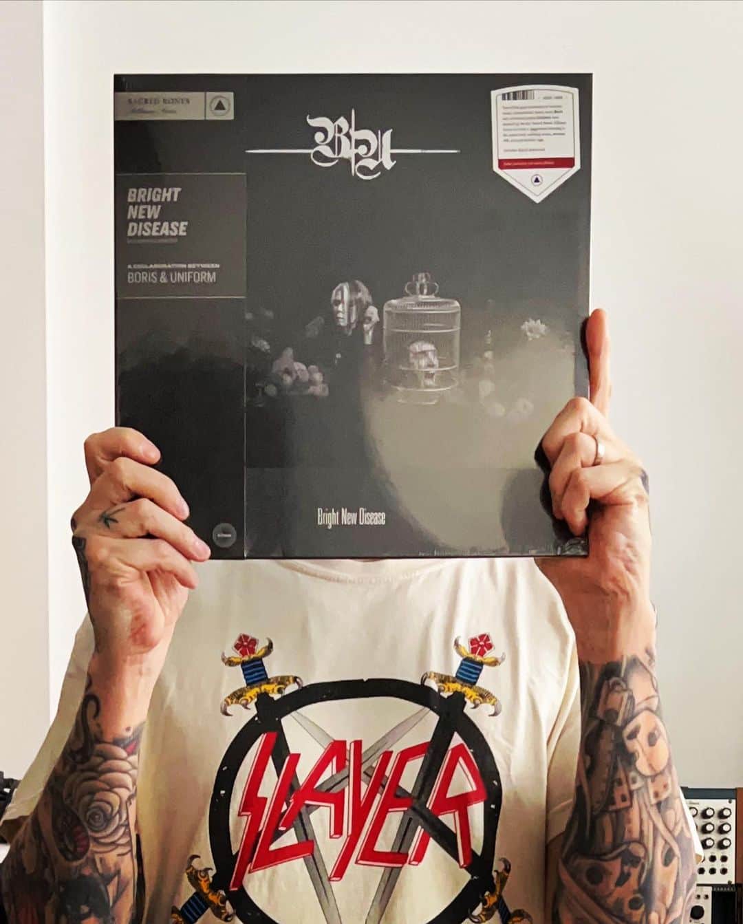 のインスタグラム：「After years of trading song ideas across oceans during a time of global catastrophe, Boris & Uniform’s collab album Bright New Disease is out today.   Working with Boris has been the privilege of a lifetime. They are the ultimate band; three people who live as a testament to the otherworldly powers of art as a means for human connection and understanding. Uniform will forever be in Boris’ debt for taking us under their wing. There are no greater role models in the world.  Much love to Steve Moore and Randall Dunn for lending their time and talents to the project, to Matt Colton for his incredible mastering job, to A.F. Cortés for the spectacular video and art direction, to Ebru Yildiz for the absurdly perfect photos, to Another Side and Rarely Unable for grinding day and night on press and doing the most remarkable job imaginable, and to Sacred Bones for always believing in us and having our backs, no matter how crazy the idea.  Most of all, thank you to Boris. You guys changed our lives.  The Pit just published a big essay by Berdan about our experiences making the record. Give it a read if you feel so inclined. Link in bio.  You can listen to Bright New Disease wherever you get your music. We hope you dig it 🖤」