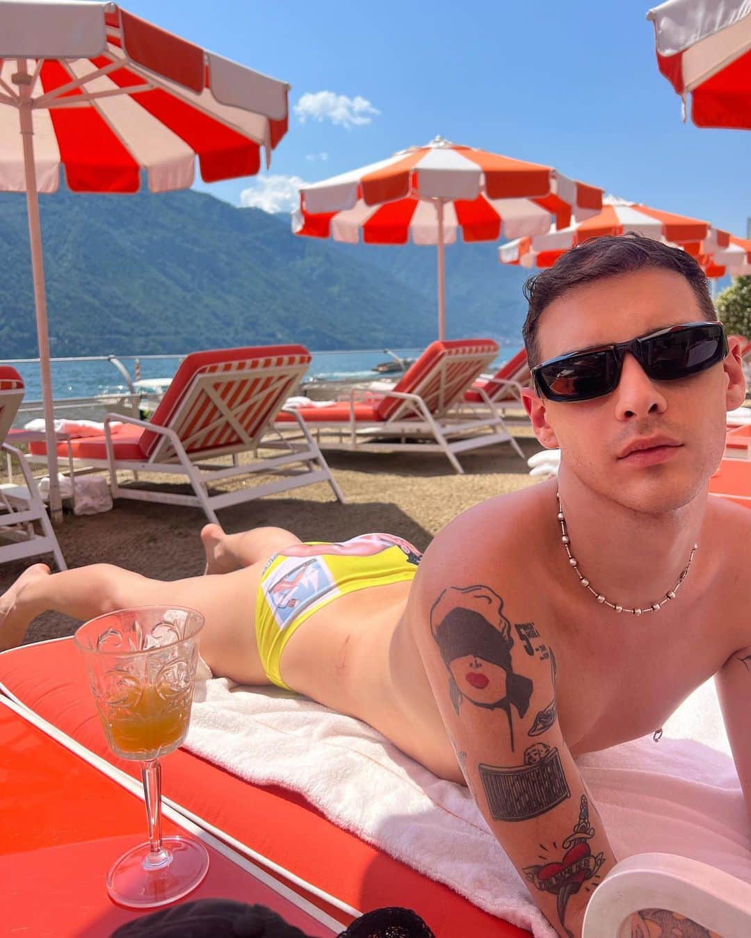 ヴァイオレット・チャチキのインスタグラム：「Bringing Tom to lake como- excited be back in la celebrating with @tomoffinlandfoundation this Sunday - see ya there 💋」