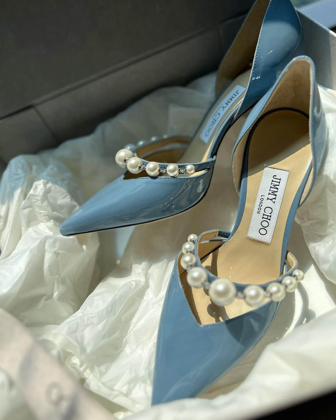 冨張愛さんのインスタグラム写真 - (冨張愛Instagram)「Cinderella shoes ?? 💎🪞✨ like jewels.  @jimmychoo   ジュエリーのような美しい靴に一目惚れ👠 小物をこのブルーで合わせるコーデをしたくて。 JIMMY CHOOは36.5がジャストフィットで ヒールが高くても本当に歩きやすいのです🕊️  #jimmychoo #beautifulshoes #ジミーチュウ」6月17日 13時20分 - megumitomihari