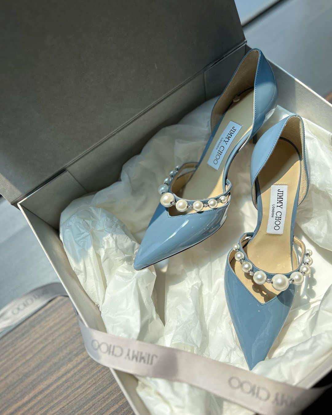 冨張愛さんのインスタグラム写真 - (冨張愛Instagram)「Cinderella shoes ?? 💎🪞✨ like jewels.  @jimmychoo   ジュエリーのような美しい靴に一目惚れ👠 小物をこのブルーで合わせるコーデをしたくて。 JIMMY CHOOは36.5がジャストフィットで ヒールが高くても本当に歩きやすいのです🕊️  #jimmychoo #beautifulshoes #ジミーチュウ」6月17日 13時20分 - megumitomihari