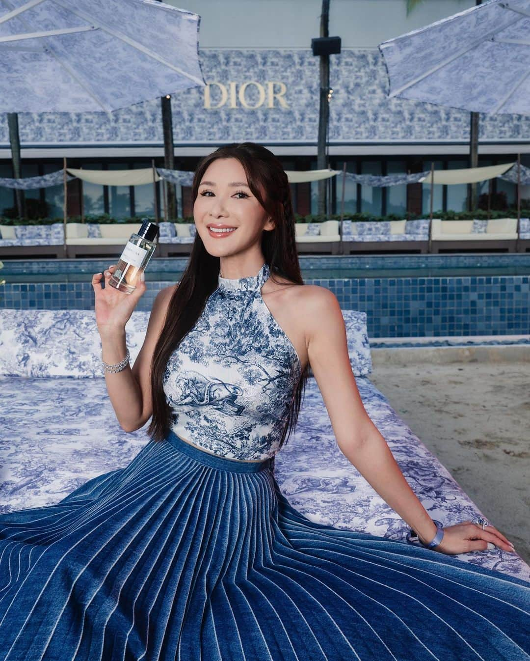 ジェイミー・チュアさんのインスタグラム写真 - (ジェイミー・チュアInstagram)「💙 To the beautiful summer beach setting at Dior Rivera with @diorbeauty @dior   #Dioriviera #DiorLaCollectionPrivee #DiorSummer  📷 @happyfan10  @waltertan」6月17日 13時20分 - ec24m