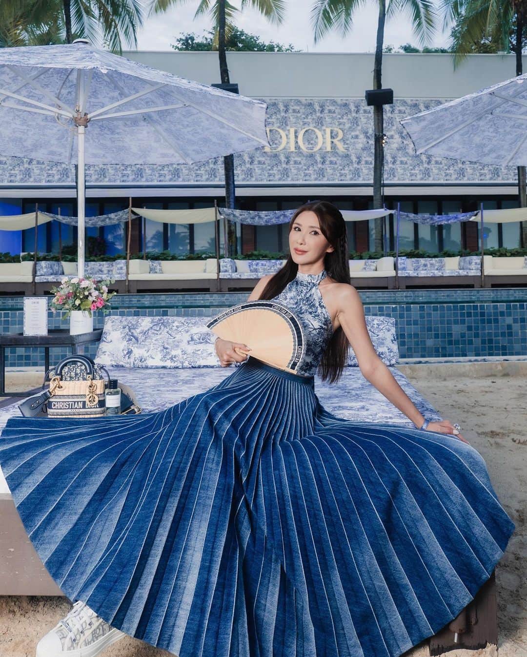 ジェイミー・チュアのインスタグラム：「💙 To the beautiful summer beach setting at Dior Rivera with @diorbeauty @dior   #Dioriviera #DiorLaCollectionPrivee #DiorSummer  📷 @happyfan10  @waltertan」
