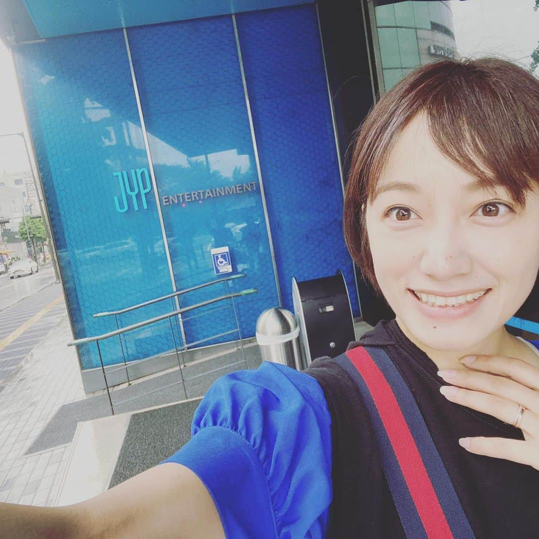 今村美乃さんのインスタグラム写真 - (今村美乃Instagram)「#韓国旅行 の思い出♡  5月末に推し旅で韓国に行きました✨２泊ソウル、１泊#済州島   写真1,2,3 #建大入口 にあるカフェ @cafe_armoire  こちらは、super juniorのイェソンさんの弟さんが経営されているcafe☕️  入り口から全てセンスが良くて、クローゼットがカフェの入り口✨アンティークでとっても素敵なカフェでした✨駅で迷ってウロウロしていたら、女子大生の3人組が助けてくれて、お店まで連れて行ってくれて嬉しかったな〜♡  ここで食べた抹茶のスコーンがめちゃくちゃ美味でした！！  ::::::::::::::: 写真4.5  #twice 大好きな私としては今回絶対に行きたかったところ！それは！！！　#jyp ジェイワイピィ~。 #オリンピック公園駅 から徒歩20分。雨の中なかなか過酷でしたけど笑 たまたまその日は　#ダヒョン ちゃんのお誕生日で、JYPに辿り着くまで、センイル広告が大量で、写真撮りながらだったから30分以上かかったのでは！？笑　ソウルに住むとしたら絶対に近所に住む！！  なんか、推しが近くにいるかもって思うだけで、空も雲も雨も空気も全部美しく見えるのは何故かしら🤔  ::::::::::: 写真6  #梨泰院 へ！ バッチリ漏れなくハマりました　#梨泰院クラス の舞台となった居酒屋へ！  その日は空いてなかったんだけど、近所でビール🍺飲んで、もう気分は#クォンナラ さんです。  復讐に燃える恋人を待ち続ける女になりきってビール飲みましたね〜🍺  :::::::::: 他のはなんか、明洞で見つけた可愛い模様たち。  全部地下鉄でⓂ️回ったので、観光ガイドブックが、調べすぎてシワっシワになりました！！！  ソウルに行ったらT-money（スイカみたいなやつ）を速攻作るのがオススメです👌👌👌」6月17日 13時20分 - imamurayoshino