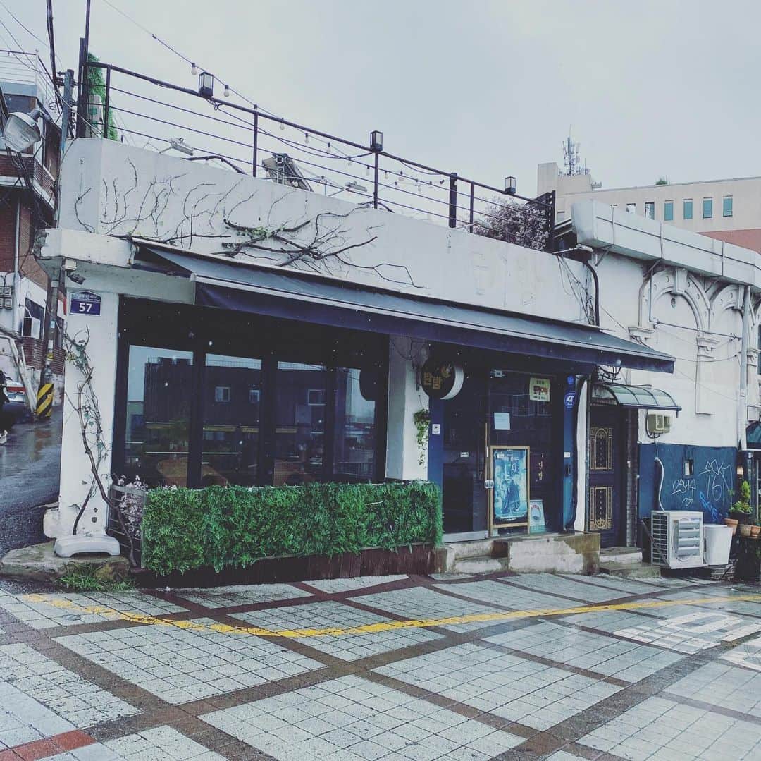 今村美乃さんのインスタグラム写真 - (今村美乃Instagram)「#韓国旅行 の思い出♡  5月末に推し旅で韓国に行きました✨２泊ソウル、１泊#済州島   写真1,2,3 #建大入口 にあるカフェ @cafe_armoire  こちらは、super juniorのイェソンさんの弟さんが経営されているcafe☕️  入り口から全てセンスが良くて、クローゼットがカフェの入り口✨アンティークでとっても素敵なカフェでした✨駅で迷ってウロウロしていたら、女子大生の3人組が助けてくれて、お店まで連れて行ってくれて嬉しかったな〜♡  ここで食べた抹茶のスコーンがめちゃくちゃ美味でした！！  ::::::::::::::: 写真4.5  #twice 大好きな私としては今回絶対に行きたかったところ！それは！！！　#jyp ジェイワイピィ~。 #オリンピック公園駅 から徒歩20分。雨の中なかなか過酷でしたけど笑 たまたまその日は　#ダヒョン ちゃんのお誕生日で、JYPに辿り着くまで、センイル広告が大量で、写真撮りながらだったから30分以上かかったのでは！？笑　ソウルに住むとしたら絶対に近所に住む！！  なんか、推しが近くにいるかもって思うだけで、空も雲も雨も空気も全部美しく見えるのは何故かしら🤔  ::::::::::: 写真6  #梨泰院 へ！ バッチリ漏れなくハマりました　#梨泰院クラス の舞台となった居酒屋へ！  その日は空いてなかったんだけど、近所でビール🍺飲んで、もう気分は#クォンナラ さんです。  復讐に燃える恋人を待ち続ける女になりきってビール飲みましたね〜🍺  :::::::::: 他のはなんか、明洞で見つけた可愛い模様たち。  全部地下鉄でⓂ️回ったので、観光ガイドブックが、調べすぎてシワっシワになりました！！！  ソウルに行ったらT-money（スイカみたいなやつ）を速攻作るのがオススメです👌👌👌」6月17日 13時20分 - imamurayoshino