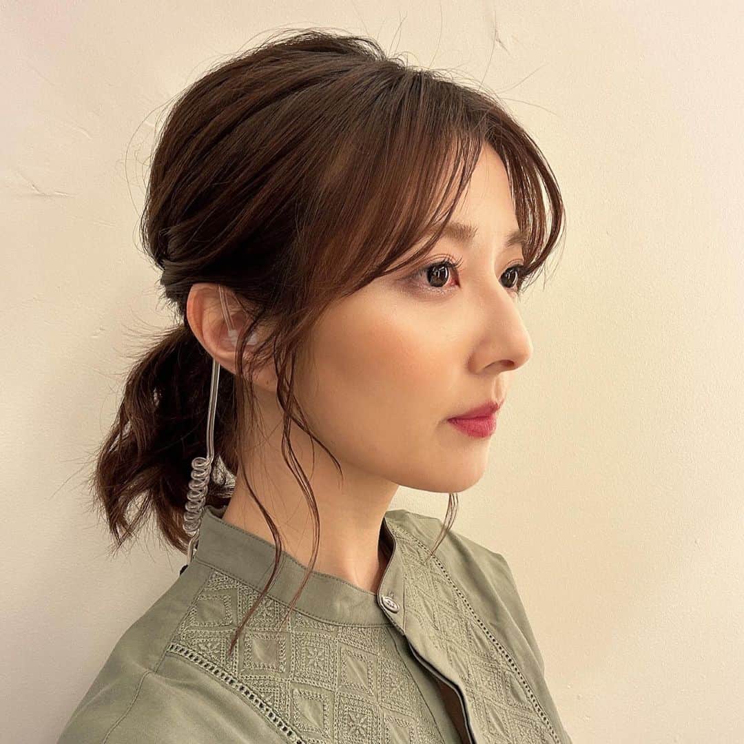 林田雪菜のインスタグラム：「ストーリーズで好評だった髪型 投稿に残しとく✌️  #セミロング #まとめ髪 #ヘアアレンジ #ゆる巻き」