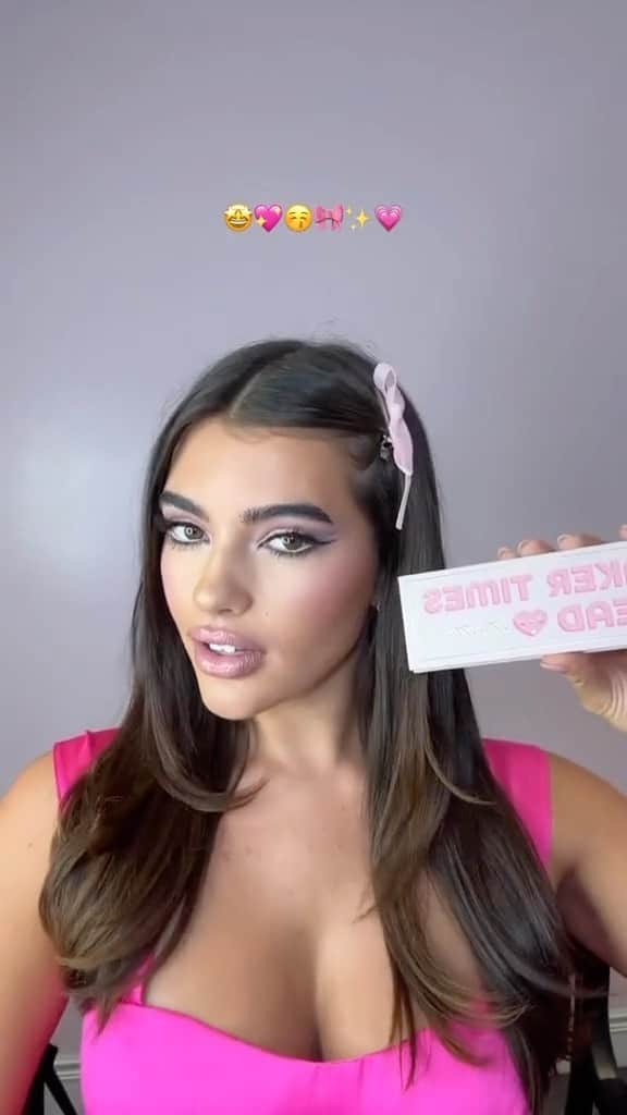 Too Facedのインスタグラム：「Gorgeous #MalibuPink look on @dakotaalvaa done by Executive Global Beauty Director @elysereneau😍💖😚✨ #toofaced #tfcrueltyfree」