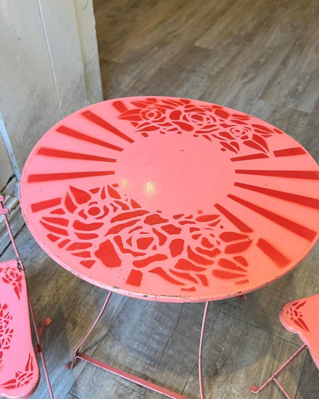 稚野鳥子さんのインスタグラム写真 - (稚野鳥子Instagram)「可愛いピンクのテーブル＆チェアセットが入荷しました🕊️ ベアさんやドールさんとのピクニックにぴったりな小さなサイズです。 バラ🌹のペイントが素敵な、金属製のテーブルセットです。  #toricoloreshop #toricolore_shop  #antiques #antiquité #恵比寿 #恵比寿アンティーク #アンティークショップ #アンティーク雑貨 #アンティーク家具 #アンティークのある暮らし #アンティークドール #アンティークテーブルセット #テーブル＆チェア #brocante #シャビーシック」6月17日 11時50分 - toricolore_shop