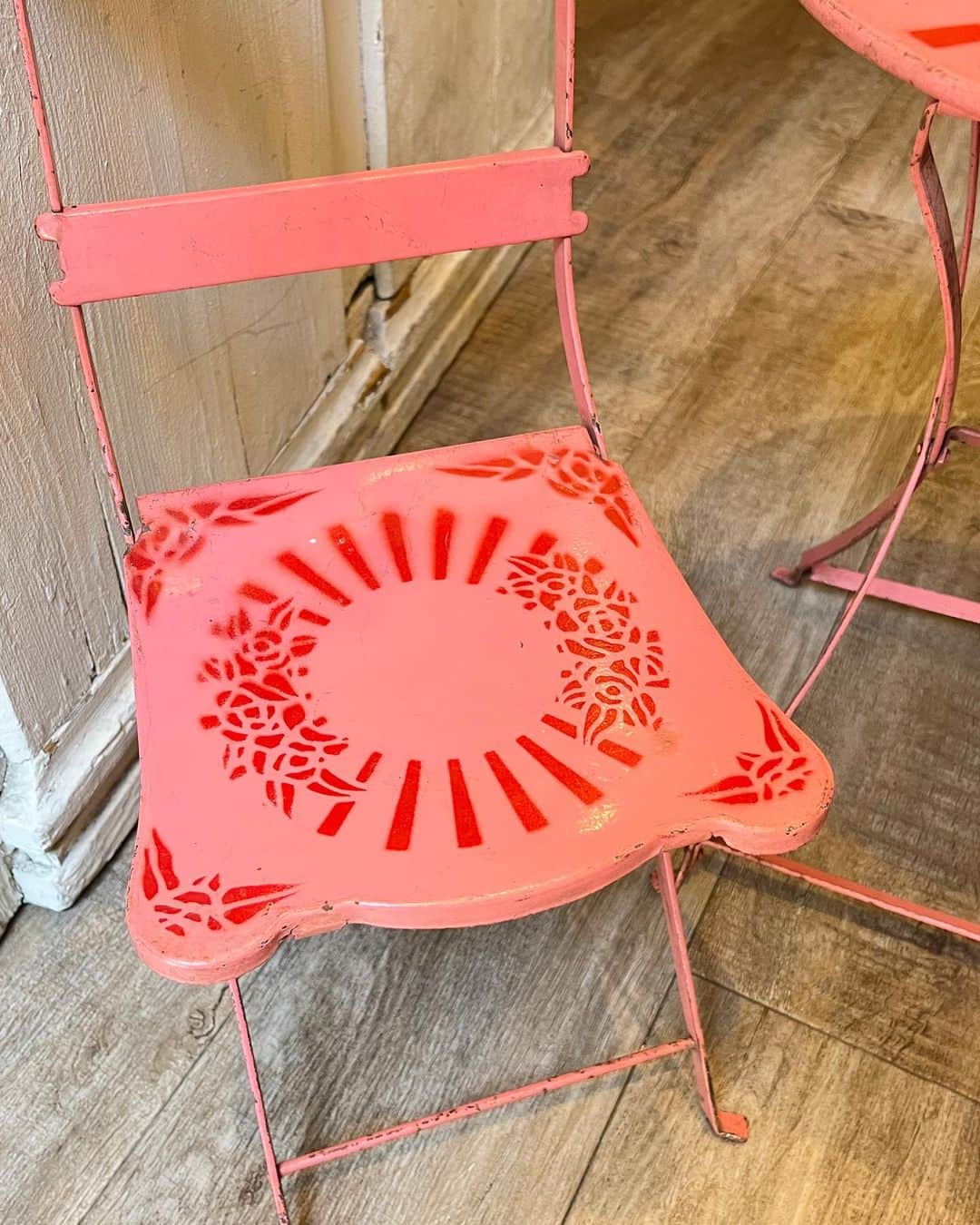 稚野鳥子さんのインスタグラム写真 - (稚野鳥子Instagram)「可愛いピンクのテーブル＆チェアセットが入荷しました🕊️ ベアさんやドールさんとのピクニックにぴったりな小さなサイズです。 バラ🌹のペイントが素敵な、金属製のテーブルセットです。  #toricoloreshop #toricolore_shop  #antiques #antiquité #恵比寿 #恵比寿アンティーク #アンティークショップ #アンティーク雑貨 #アンティーク家具 #アンティークのある暮らし #アンティークドール #アンティークテーブルセット #テーブル＆チェア #brocante #シャビーシック」6月17日 11時50分 - toricolore_shop