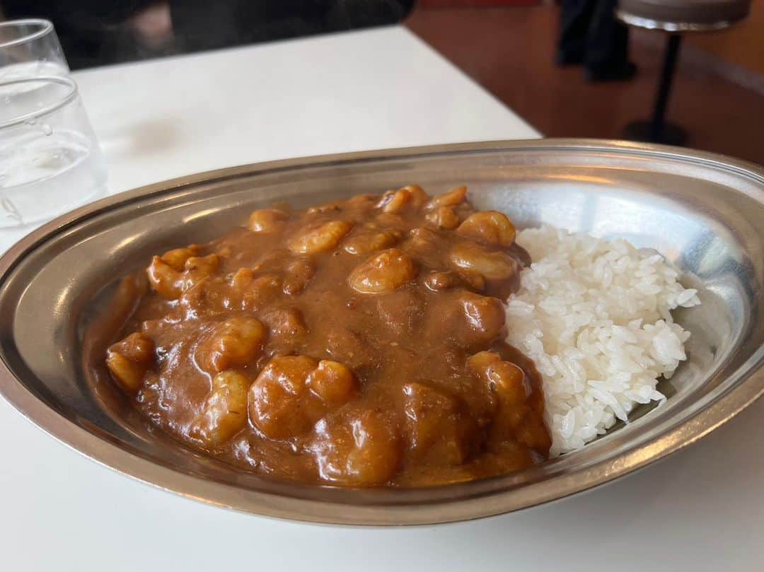 菜乃花のインスタグラム：「北海道  帯広｢インデアンカレー｣  帯広のソウルフードインデアンカレー！   初心者なのでわたしはめちゃくちゃノーマルな甘口カレー頼んだけど 家のカレーぽい安心感で美味しかった！  近くにあったら嬉しい、ついつい行っちゃうお店が変わらずあるというのは尊いですよね。帯広行ったらなんとなくきっとまた行く。  地元の人に愛されてるのがなんだか納得なカレー屋さんでした🍛  (写真はスタッフさんエビトッピングの辛いカレー)」