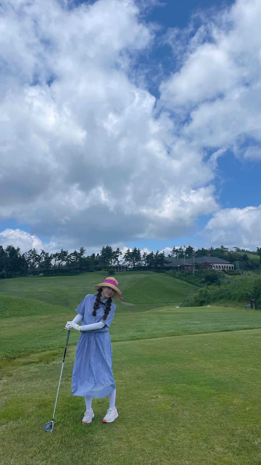 神谷ゆう子のインスタグラム：「KOBE Golf Club⛳️  #神戸ゴルフ倶楽部 #ゴルフ場  #日本最古のゴルフ場#自然 #名門ゴルフ場  #こんなに歴史があり#自然豊かなゴルフ場 #みんなでオールドファッション #ここにしかない野花も沢山咲いていて #自然を壊さないゴルフ場づくり #ラフはもうラフじゃなく草むら #コースわかってないと迷子 #全部歩きでカートもない #本当のゴルフを味わう#キャディーさんは皆神戸大生 #皆ゴルフ部じゃないんです #建物もそのまま#何もかも昔のまま #レディースロッカーに鍵もなし #信頼のあかし #素晴らしいメンバーシップ #ハッシュタグで語るには足らぬ #キルキ夫妻いつもありがとうございます #今年も楽しい大人の遠足でした。 #ゴルフライフ」