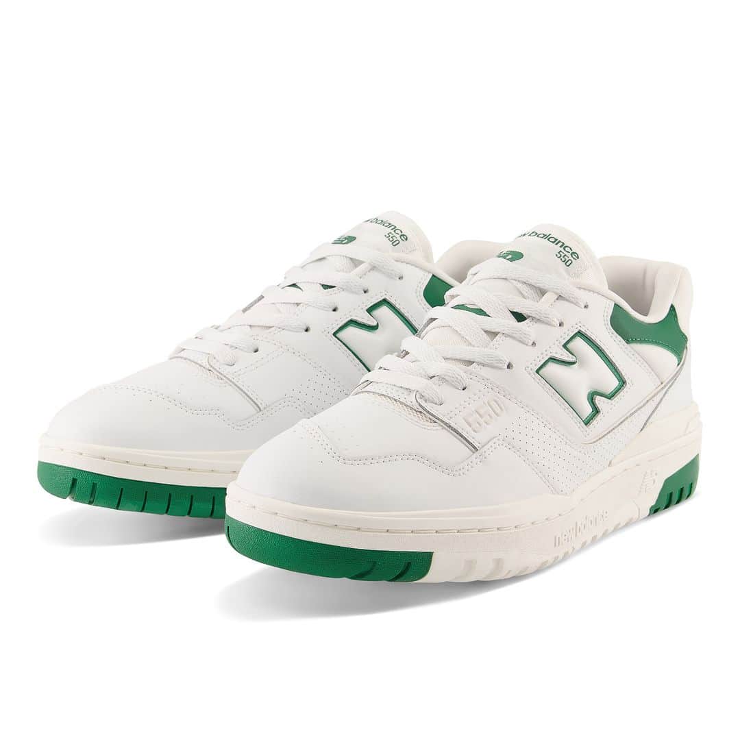 のインスタグラム：「・ ＜NEW IN＞  NEW BALANCE BB550SWB WHITE/GRN(SWB) ￥17,600  80年代にリリースされた競技者向けバスケットボールシューズを復刻した「BB550」。足馴染みのよい上質なフルグレインレザーアッパーに、90年代を彷彿とさせるポップなカラーをアクセントに組み合わせ、懐かしくも新しいルックスに仕上げました。  *店舗によって取り扱いサイズが異なる場合が御座います。   #abcmart #abcマート #abcgs #nb #newbalance #ニューバランス #BB550SWB #BB550」