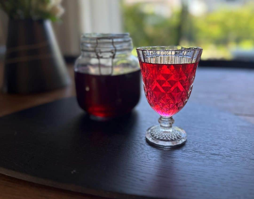 鈴木六夏さんのインスタグラム写真 - (鈴木六夏Instagram)「今年の梅ー！ 左は梅酒。右はシロップ。 例年氷砂糖でやっていましたが 今年は　@yuko.kumako さん♡に教えてもらい、 甜菜糖バージョンも作ってみました！😆  コーヒーやお茶ばかりで 「水」を飲むのが苦手な私なのですが、健康のため、 最近は水飲みをがんばっています😅  庭のミントを入れてみたり(しかも直に入れる😂)、 母が漬けてくれた大好きな梅シロップを楽しんだり。 色々工夫して♪  土曜の朝は時間に終わらない、準備に追われない朝が 本当に贅沢に感じます😆✨なのにも関わらずつい、せかせかしそうになる自分にストップをかけて、スマホ見てゴロン！とかするように頑張ってみたりしています😂  ビスコちゃんは今日もエリザベス中😅 家族には「メガホンちゃん」と呼ばれていますw。」6月17日 11時58分 - rikuka.62