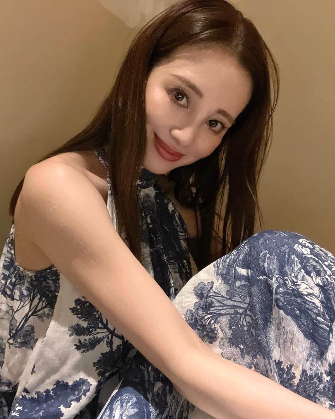 のインスタグラム：「薬膳鍋を食べに行った夜🫕🥕 ・ @cosstores_jp のホルダーネックワンピで女子会モード☺️💙 ・ 高麗人参パワーで土日も頑張ろ💪✨✨ ・ ・ ・ #weekend #fashion #summerdress  #ootd  #outfitoftheday  #夏服 #ワンピース  #木下ココ」