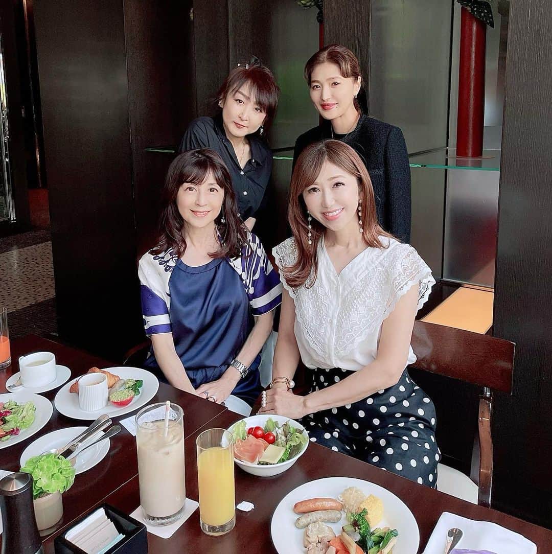 和泉佳子さんのインスタグラム写真 - (和泉佳子Instagram)「仲良しのみんなと「ごはん行こうね」と言いながら、ランチも、ディナーも、忙しくてなかなかスケジュールが合う日がなくて、結局、「朝食を一緒に食べよう🥗」という事になり、みんなで朝活をしました😊  今回は、グランドハイアットのフレンチキッチンへ🎵  ホテルの朝食は、なんだか旅行に行ったような気分になって、最近、頑張って糖質を控えていたのに、昨日はついフレンチトーストや、甘いペストリーまで食べてしまいました😅  「まあ、朝だから良いかな🙄」と思えるところも朝活のよいところです🤭笑  久しぶりに集まって、何をするわけでもないけれど、近況報告や他愛もないおしゃべりをするだけで楽しくて、大好きなみんなから、たくさん元気をもらえました🫶💕  @noriko_style  @mamimori8  @nobnob1111  みんな楽しい時間をありがとう♥️  #和泉佳子　#朝ごはん  #朝食ビュッフェ  #朝活  #女子会  #グランドハイアット東京  #フレンチキッチン  #楽しい時間  #アラフィフ　#金曜日」6月17日 11時59分 - yoshiko_izumi