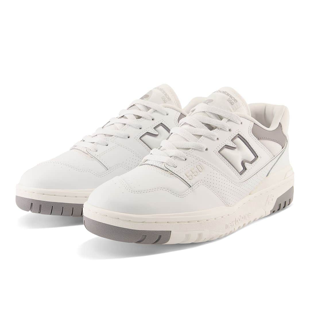のインスタグラム：「・ ＜NEW IN＞  NEW BALANCE BB550SWA WHITE/GRAY(SWA) ￥17,600  80年代にリリースされた競技者向けバスケットボールシューズを復刻した「BB550」。足馴染みのよい上質なフルグレインレザーアッパーに、90年代を彷彿とさせるポップなカラーをアクセントに組み合わせ、懐かしくも新しいルックスに仕上げました。  *店舗によって取り扱いサイズが異なる場合が御座います。  #abcmart #abcマート #abcgs #nb #newbalance #ニューバランス #BB550SWA #BB550」