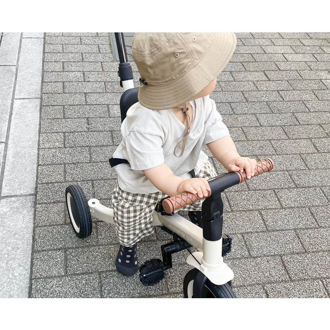 kumiのインスタグラム：「朝から三輪車でお散歩。 乗りたい🙋🏻‍♂️って教えてくれるの可愛い♡  息子は乗り物が大好きで嬉しそうにずーっと見てる。 中でもバスに大興奮🚌！  #1y3m」