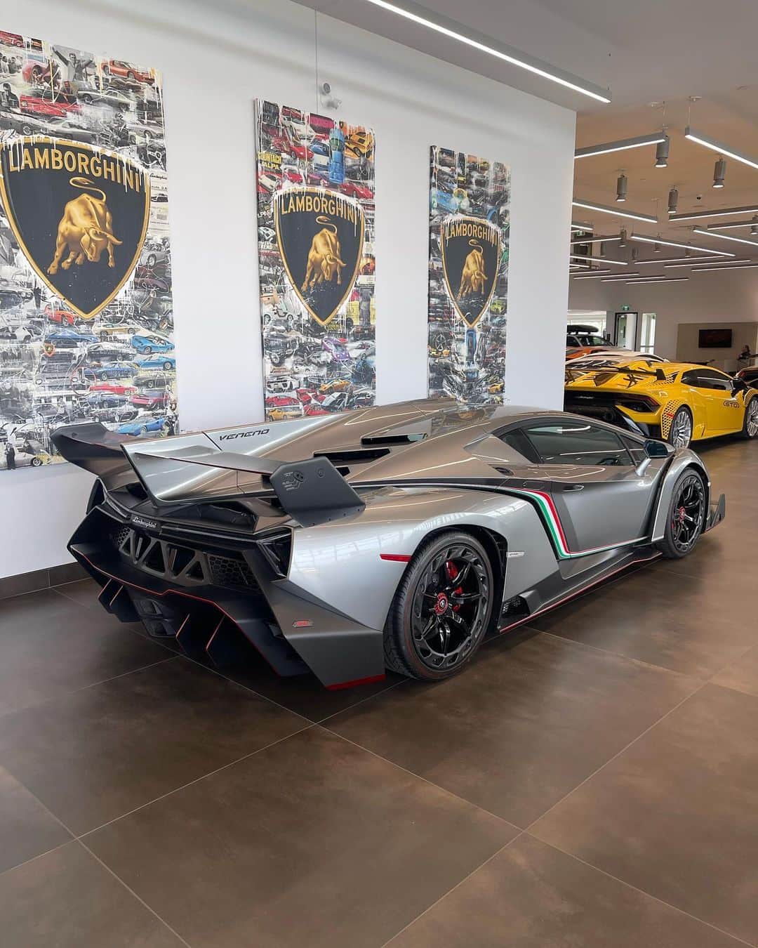 CarsWithoutLimitsさんのインスタグラム写真 - (CarsWithoutLimitsInstagram)「1 of 3 Lamborghini #Veneno @lamborghinimtl  #carswithoutlimits #lamborghini #carporn」6月17日 12時02分 - carswithoutlimits