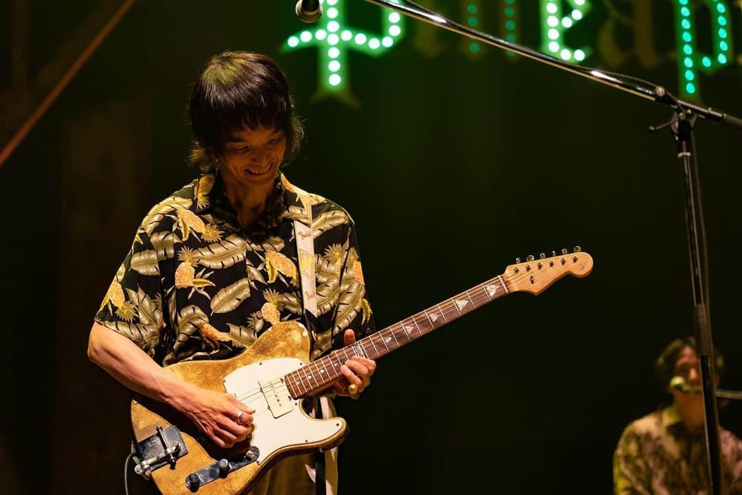 斉藤和義さんのインスタグラム写真 - (斉藤和義Instagram)「🍍「KAZUYOSHI SAITO LIVE TOUR 2023 “PINEAPPLE EXPRESS”〜明日大好きなロックンロールバンドがこの街にやってくるんだ〜」🚆🎸🥁🎹 ⁡ 9年ぶりの開催となりました苫小牧公演終了！！ ⁡ 会場に響く皆さまの声援とステージ上の熱のこもった演奏がぶつかり合い、今回も非常に熱く痺れるライブをお届けできたのではないかと思います！ なんと言っても、絶妙なタイミングでとても可愛らしいお子様の合いの手が入ったりと、終始和やかな雰囲気のライブとなりました！ ⁡ 苫小牧の皆さま、ありがとうございました！！ ⁡ さてさて、PINEAPPLE EXPRESSは苫小牧を出発し、釧路へとまいります🚄🎸🥁🎹🐘🦁🎪🍍🦍💨 次回、釧路に大好きなロックンロールバンドが爆音を響かせます🎵 ⁡ https://www.kazuyoshi-saito.com/tour_2023/ ⁡ #斉藤和義 #KAZUYOSHISAITO #PINEAPPLE #PINEAPPLEEXPRESS #明日大好きなロックンロールバンドがこの街にやってくるんだ #LIVETOUR2023 #山口寛雄 #真壁陽平 #河村吉宏 #松本ジュン #苫小牧市民会館」6月17日 12時03分 - kazuyoshisaito_official