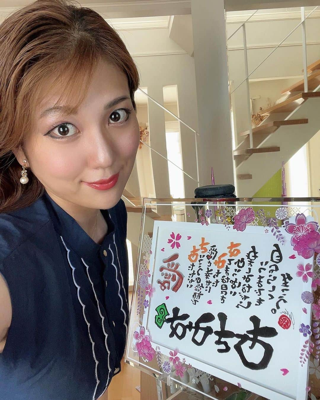 神谷麻美さんのインスタグラム写真 - (神谷麻美Instagram)「#あさみす 💖👸💖で#メッセージボード 書いて頂いたよ❤️🥰🌈❤️✨️  「あ」たたかい 「さ」いこうの 笑顔で 愛と幸せに 「み」ちた 「す」てきな日々を めいっぱい 楽しみながら いつまでも 自分らしく 生こう。  素敵すぎて感動中〜🥰🫶🥲💖❤️💖❤️✨️  筆文字アーティスト＆作詩家「#笑描き屋たくと 」🍀✨️  大切な方への贈り物にいつもとは少し違う「想い」を添えて❤️✨️  結婚お祝い・結婚記念日、ウェルカムボードに最適だよ💖💐✨️  フレームもとても素敵💐💖✨️ 「アルチザングラスフレーム　藤ぼたん」 ステンドグラスの美しさと漆工芸の織り成すオリジナル製品は、日本の文化と格式を象徴する「桜・藤・菊・牡丹」を華やかに彩った仕上がりだよ💖🌸💖✨️  大切な方への贈り物に、笑顔と感動の輪を広げよう💖✨️  愛いっぱいだね👼🏻❤️✨️  PR @ecriturekanon #名前詩 #名前ポエム #結婚祝い #結婚記念日 #結婚記念日プレゼント #結婚祝いギフト  #エクリチュール花音」6月17日 12時04分 - asamice428