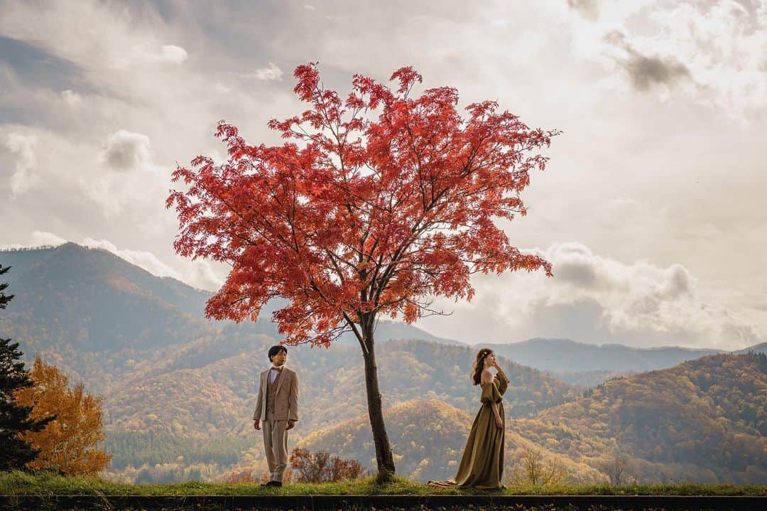 STUDIO SOLAのインスタグラム：「⁡ 【北海道の大自然で最高のフォトウェディング🌸】  かなやま湖の紅葉ロケーションは北海道らしさを感じていただける穴場なロケ地として毎年多くの方からご要望を頂くロケ地です✨紅葉は新緑と違った雰囲気を楽しめるので要チェック✨  毎年大好評の 北海道スタジオSOLAが 2023年は6月〜10月で期間限定OPEN☀️  ⁡ 詳しくは最寄りの店舗までお電話またはメールにて お気軽にお問い合わせ下さい😀  photo by @minoru.deco.ph  ⁡ デコルテ公式アカウント ▷▷ @decollte_weddingphoto ⁡ スタジオアクアSOLA ▷▷ @studiosola_hokkaido  ⁡ ⁡ #d_weddingphoto #デコルテフォト #スタジオソラ #美瑛前撮り　 #スタジオSOLA #北海道ウェディング　 #撮る結婚式 #紅葉前撮り　 #ウェディングフォト #フォトウェディング #フォトスタジオ #花嫁 #プレ花嫁 #卒花嫁　 #関東花嫁 #リゾートウェディングフォト #花嫁準備 #前撮り #道産子花嫁さんと繋がりたい  #道産子花嫁  #結婚式準備  #ヘアメイク #洋装前撮り #紅葉前撮り　 #ドレス試着 #北海道前撮り  #ウェディングフェア #プレ花嫁さんと繋がりたい #全国のプレ花嫁さんと繋がりたい #日本中のプレ花嫁さんと繋がりたい」