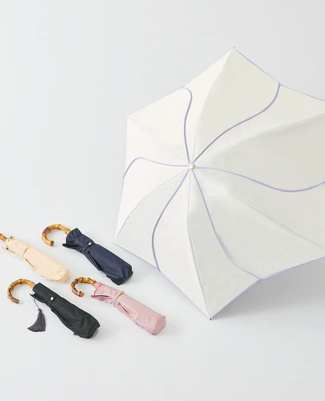 Fashionsnap.comさんのインスタグラム写真 - (Fashionsnap.comInstagram)「【特集】「一万本売れたらヒット」の傘業界で10万本を売り上げ、今夏売り切れ必至　機能性に極振りの“ガチ日傘”が人気⁠ ⁠ 　日傘市場がここ数年で拡大している。レインコートや傘などを展開する「ワールドパーティー（Wpc.）」によると、雨傘より日傘の方が販売数を伸ばしており、ブランドが発足した2004年から日傘の販売数は右肩上がりに伸長。2019年の日傘の総販売本数が約240万本だったのに対し、2023年の今年は約300万本の販売本数を見込んでいるという。また、市場に出回る日傘にもアップデートが見られ、今年は低価格帯の日傘ではなく、ワールドパーティーが新規開発した中間価格帯ながら機能性を重視した“ガチ日傘”が特に人気を集めている。⁠ ⁠ 記事全文は @fashionsnapcom プロフィールリンクから🔗⁠ ⁠ #日傘 #猛暑対策 #傘 #ウーボ  #uvo #特集_fs」6月17日 12時08分 - fashionsnapcom