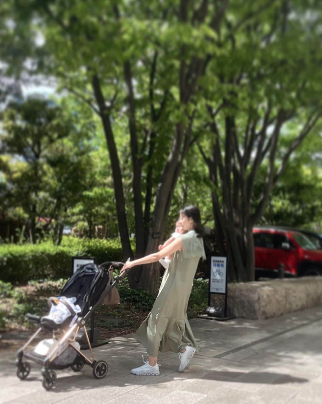 青山美沙子さんのインスタグラム写真 - (青山美沙子Instagram)「coordinate🍐🤍 ⁡ ⁡ 美帆ちゃん @miho_ishiguro がディレクションしているブランド ''mirem' @mirem_official の展示会でオーダーしていたワンピース🫶 ⁡ ⁡ ⁡ ⁡ ⁡ 意外と持ってなかったグリーン♡ 爽やかで繊細なレースが可愛くてお気に入りの一枚に。 ⁡ ⁡ ⁡ ⁡ ⁡ ⁡ ⁡ 👶🏻ྀིは絶賛ベビーカー拒否の為、ひたすら抱っこ🐨私の二の腕は逞しくなる一方。。 ⁡ これからもっと逞しくなるのかな？😇 ⁡ ⁡ ⁡ ⁡ ______________________________________ ⁡ ⁡ ⁡ #大人シンプルコーデ#骨格ナチュラル#アクティブキュート#アクキュ#イエベ春#165cm#165cmコーデ#ママコーデ#女の子ママコーデ#ワンピースコーディネート#mirem#ミレム」6月17日 12時08分 - misa1120mh